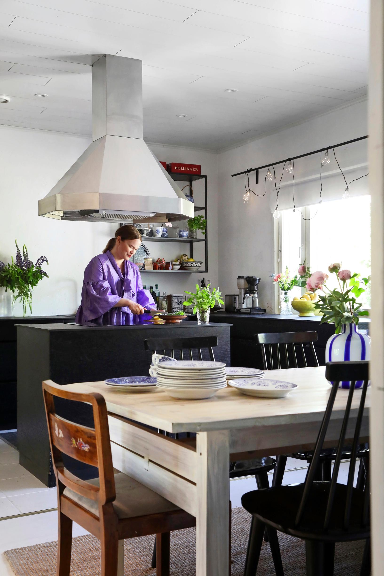 Maria Ruoti keittiössään