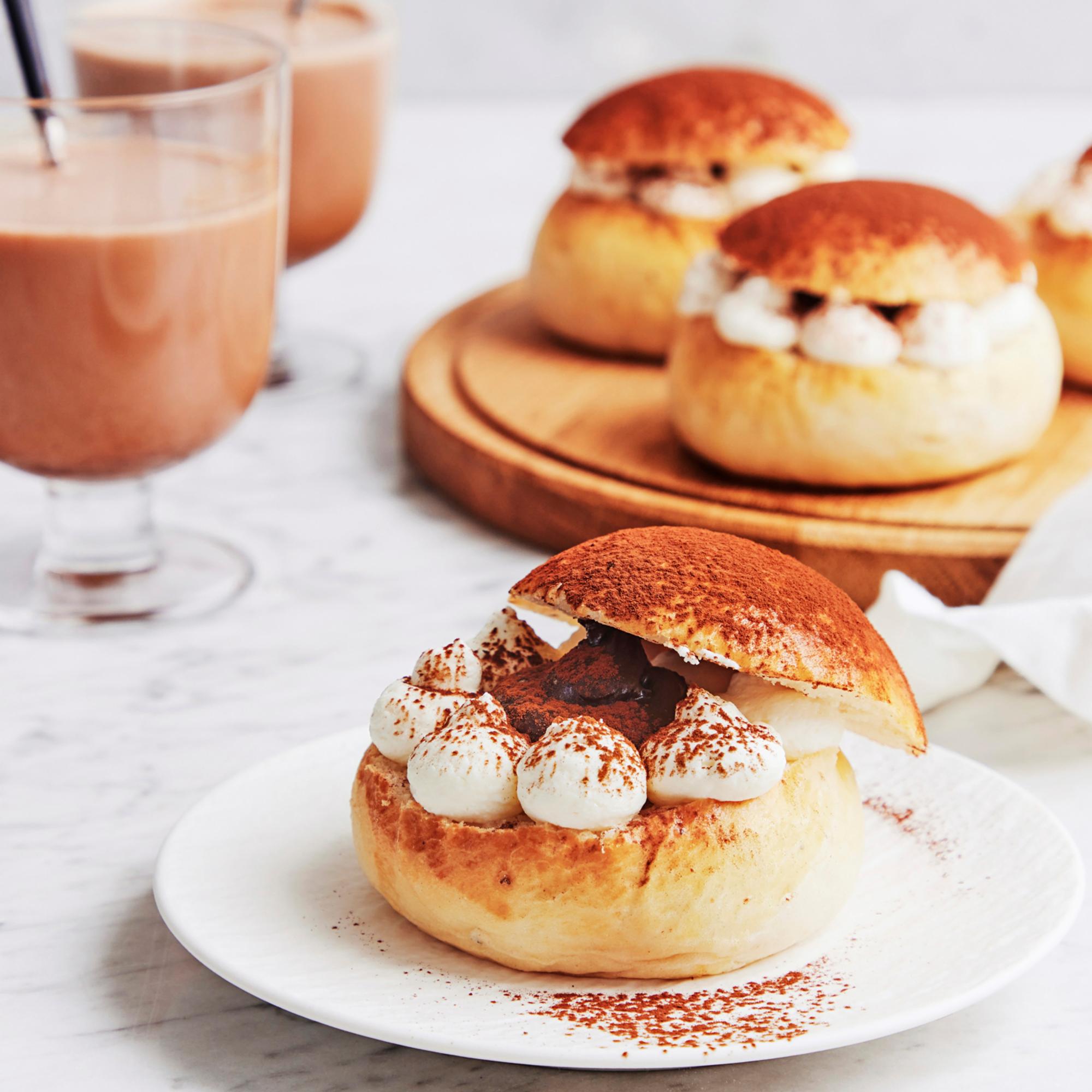 Tiramisu-laskiaispulla – italialaisen klassikkojälkkärin maut sopivat täydellisesti laskiaispullaan