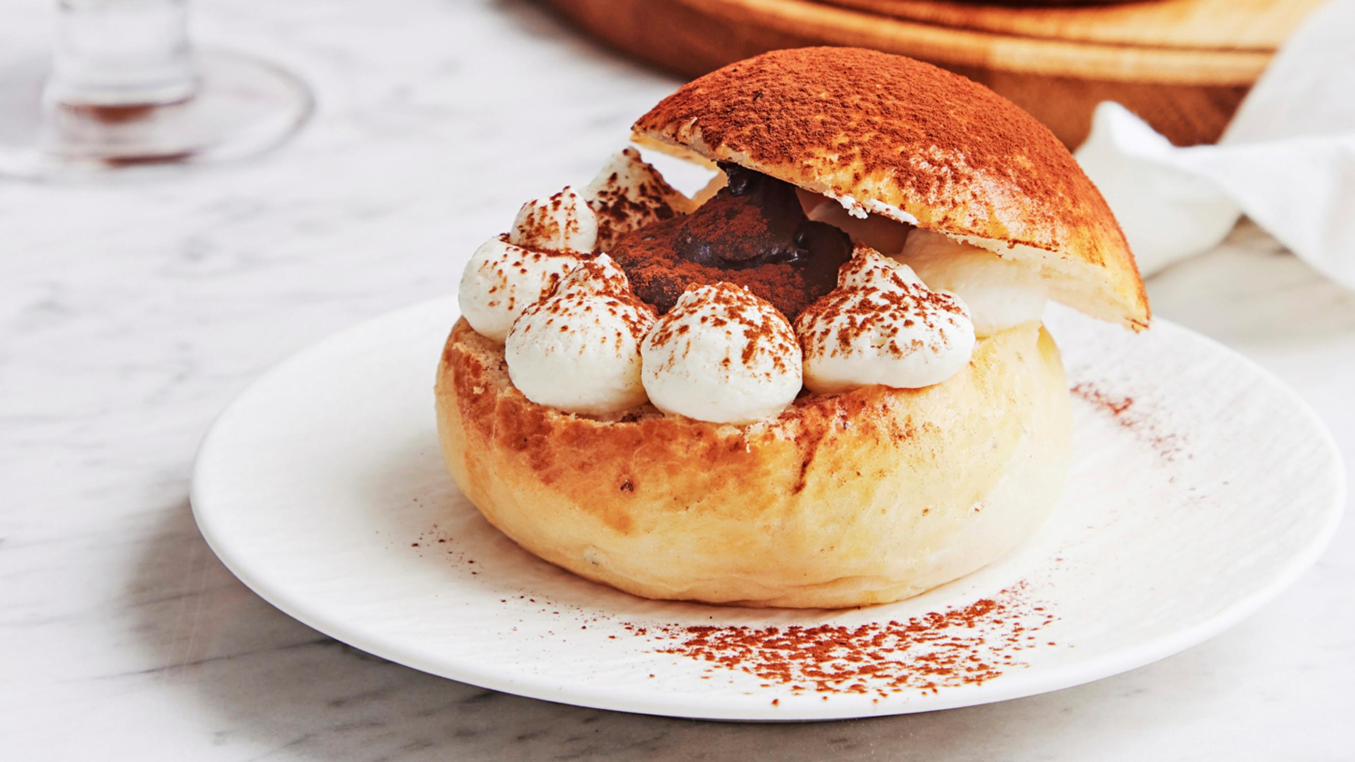 Tiramisu-laskiaispulla – italialaisen klassikkojälkkärin maut sopivat täydellisesti laskiaispullaan