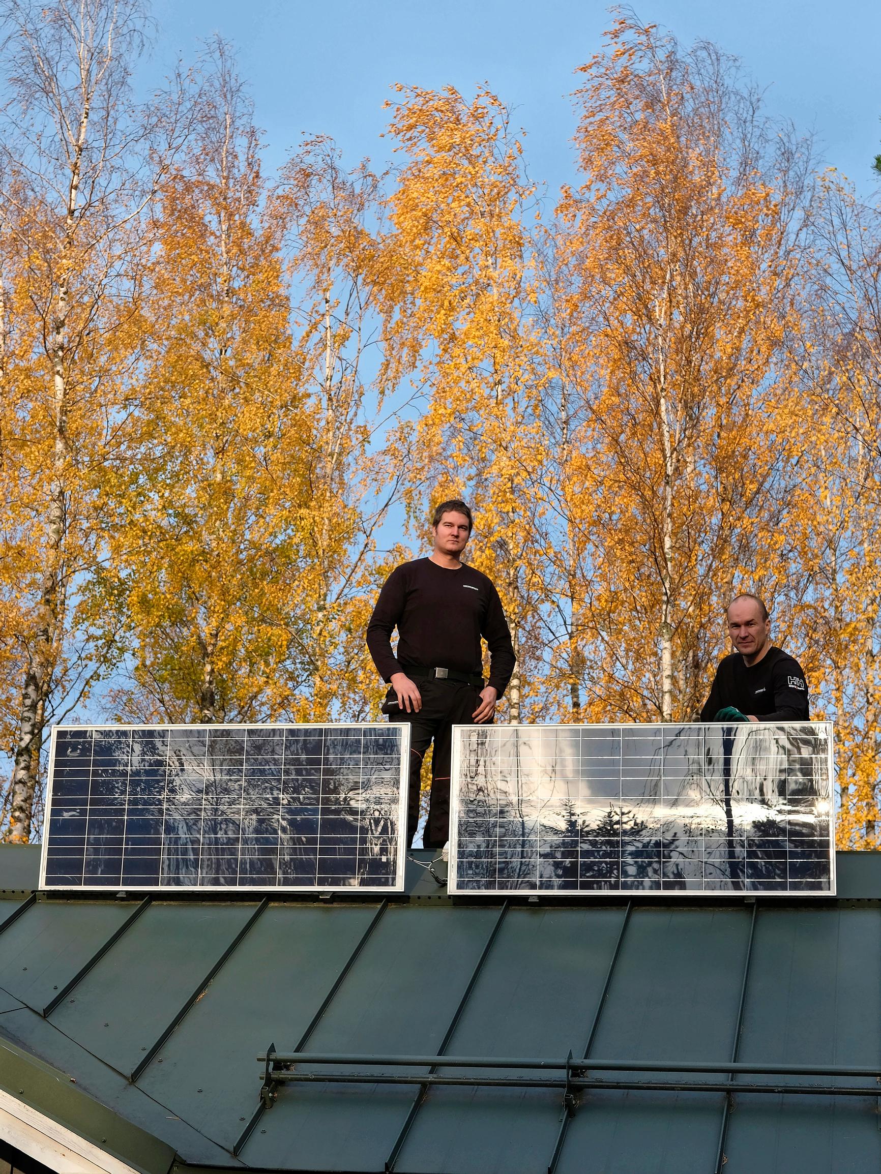 Aurinkopaneelit mökille? Energia kallistuu, mutta aurinkosähkö halpenee – asiantuntijat kertovat syyt hinnan laskuun