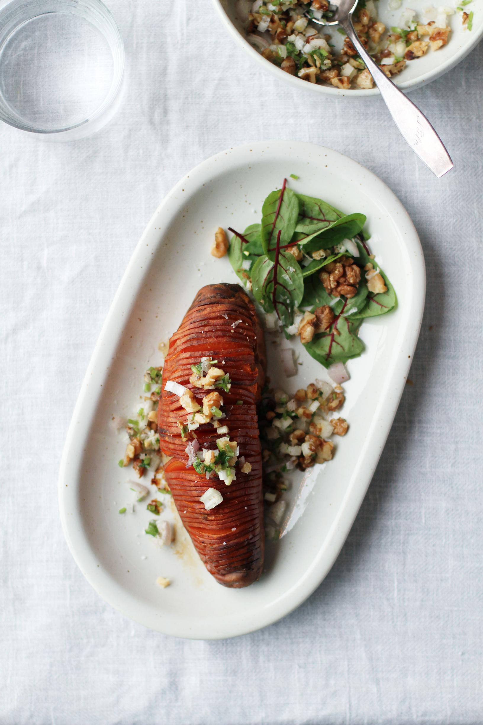 Hasselbackan bataatit ja pähkinäsalsa