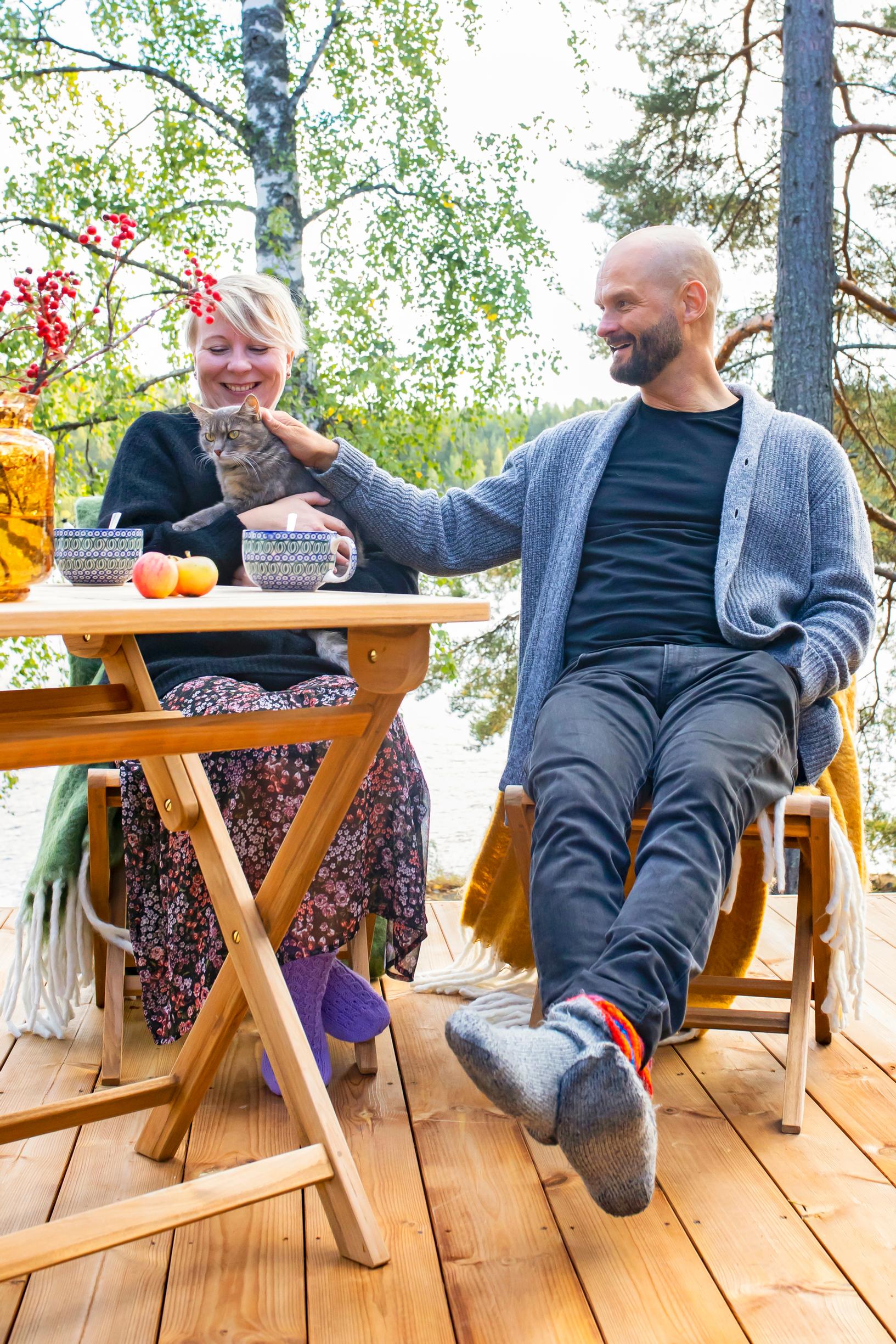 Hanna ja Kimmo kissojen kanssa terassilla