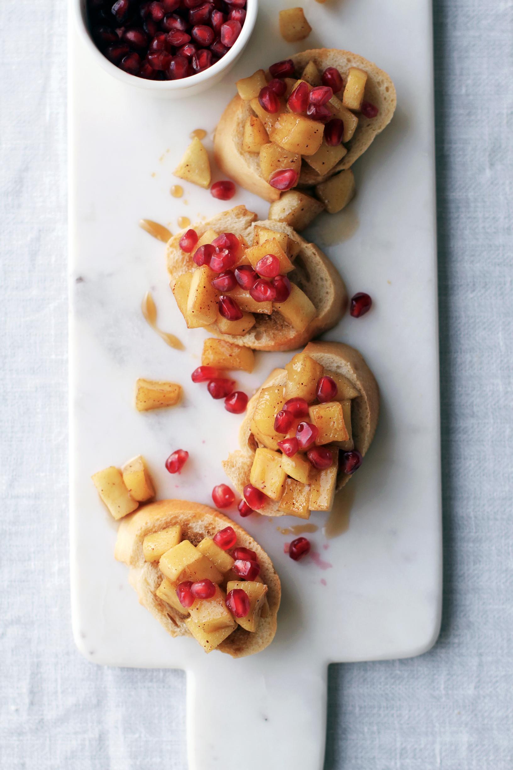Granaattiomena-crostinit