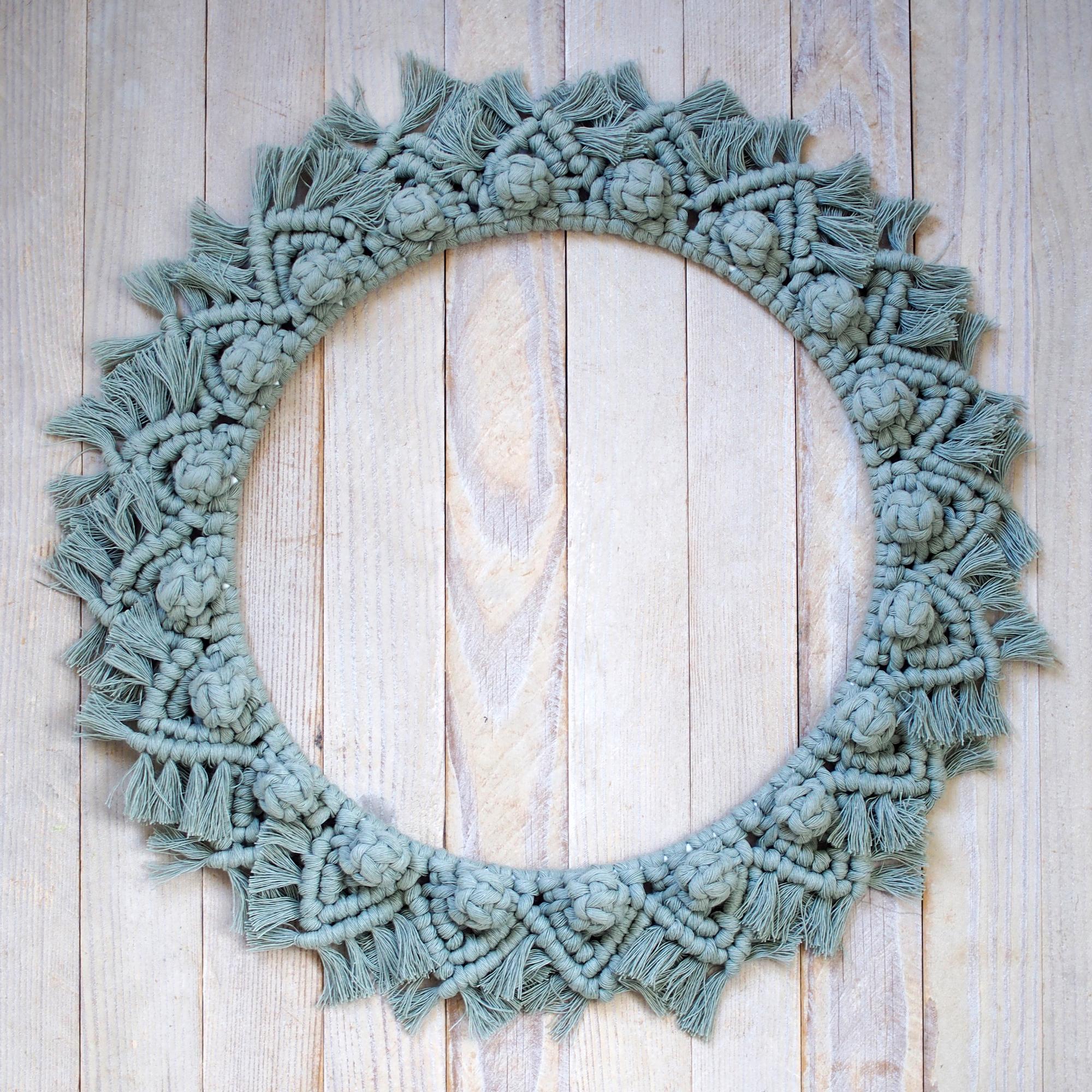 Makrameekranssi koristellaan hauskoilla pompuloilla – katso ohje ja opettele näyttävä pallosolmu