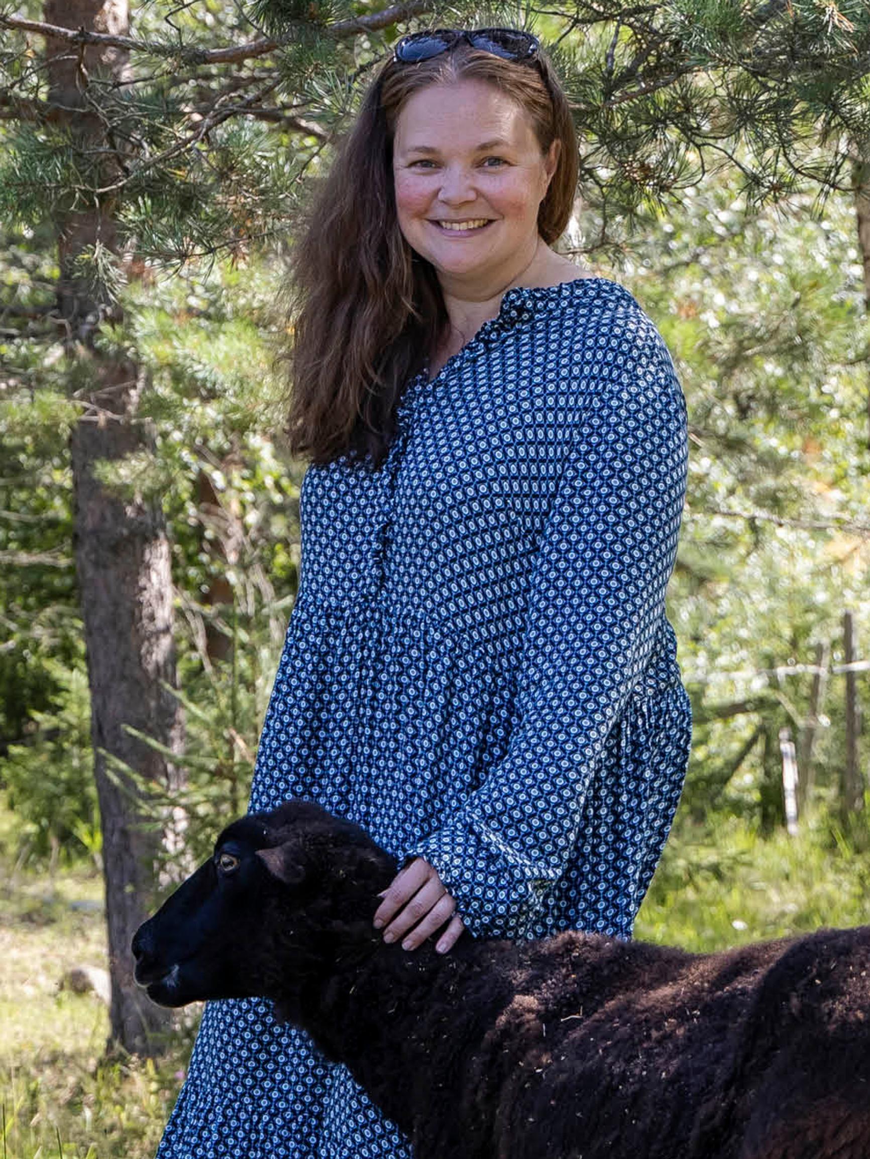 Lammastilaa pitävä Maija Suutarinen haluaisi, että liha kuuluisi vain juhlahetkiin: ”Toivoisin, että ihmiset söisivät vähemmän lihaa”