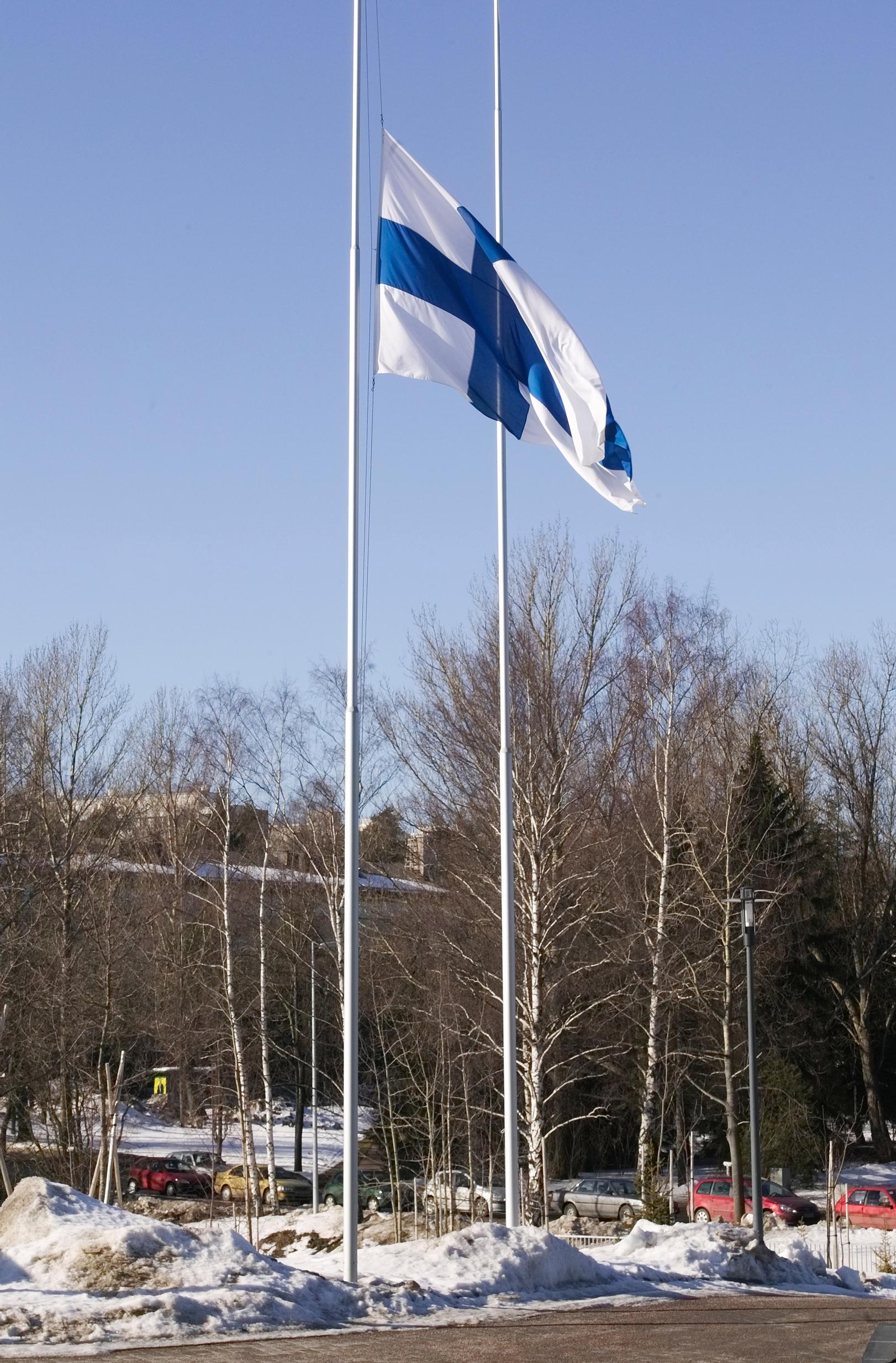 Suomen lippu puolitangossa