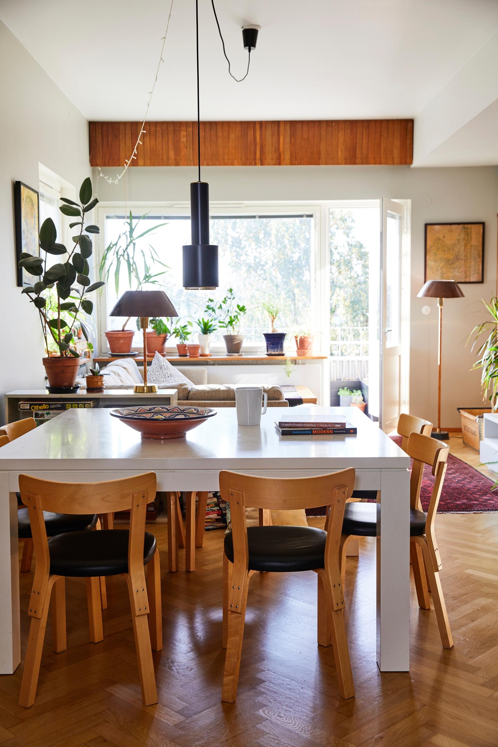 Artekin Aalto A110 -riippuvalaisin ruokailutilassa