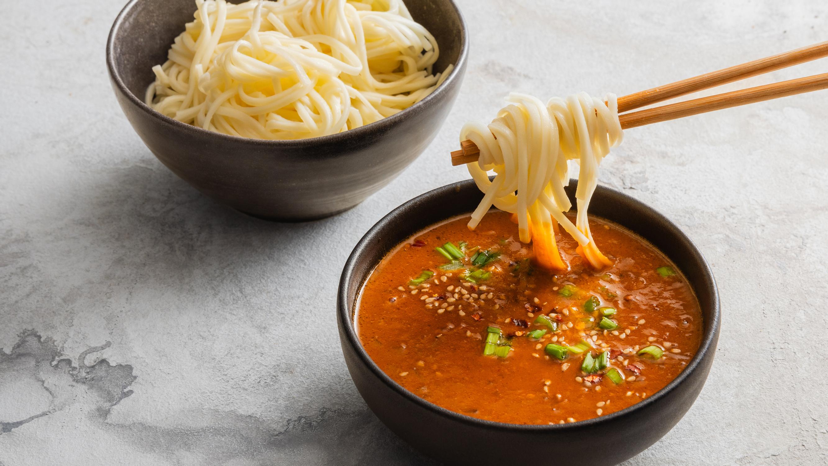 Joko olet maistanut dippinuudeleita? Tsukemen-nuudelit tarjotaan mausteisen liemen kanssa