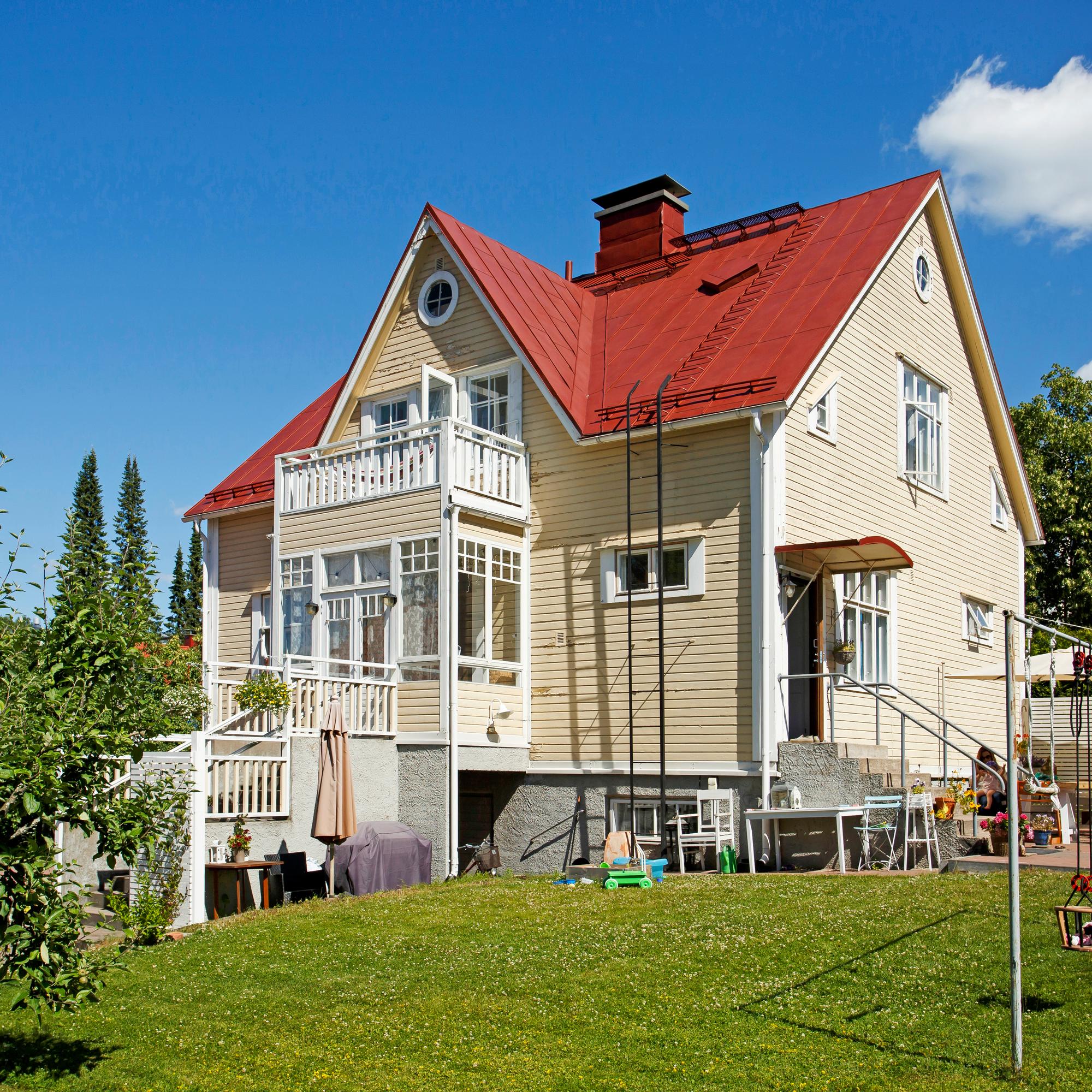 Saaran ja Villen koti on kuin riemukas huvikumpu: "Jouluvaloja meillä on melkein aina!"