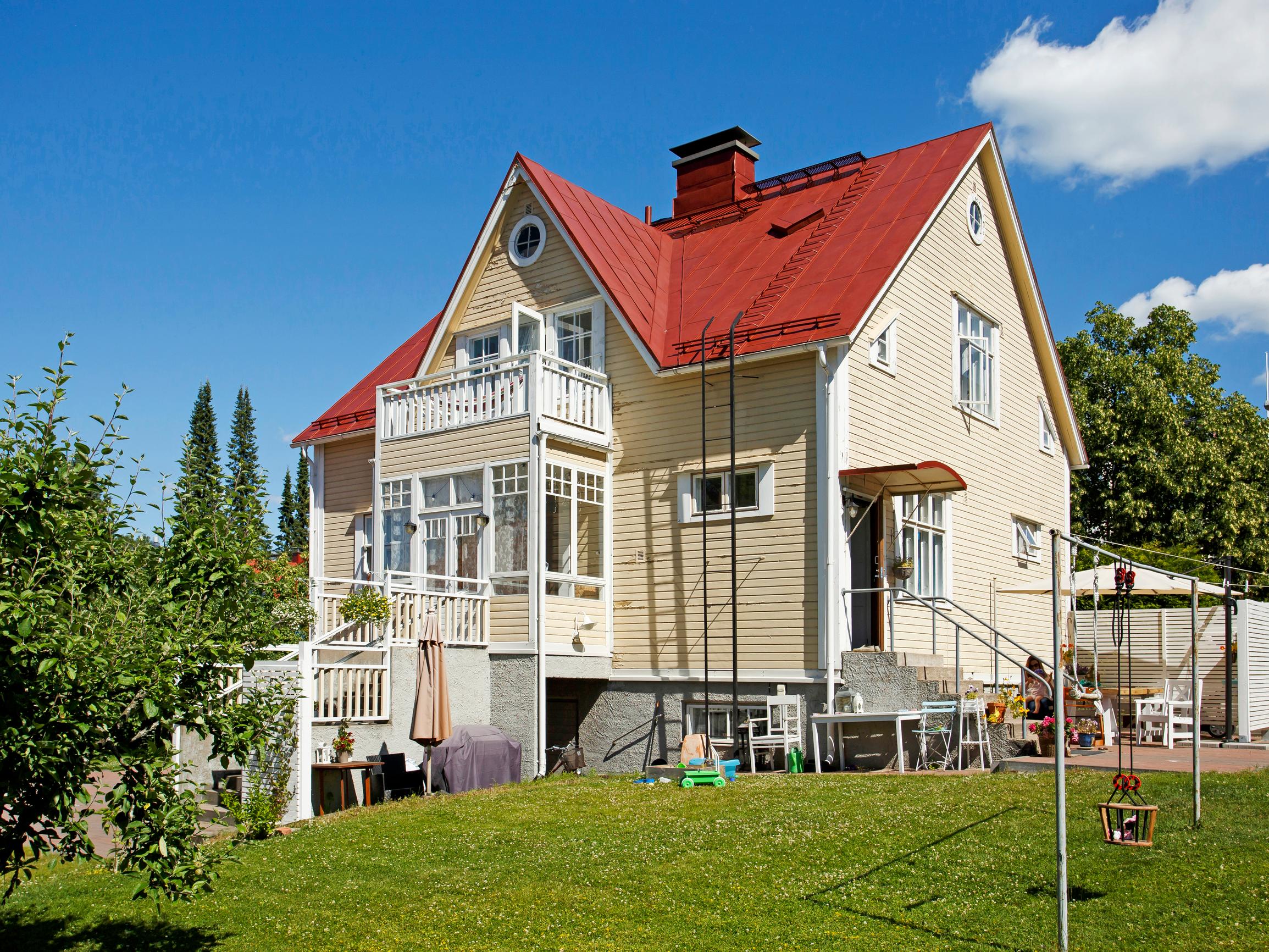 Saaran ja Villen koti on kuin riemukas huvikumpu: "Jouluvaloja meillä on melkein aina!"