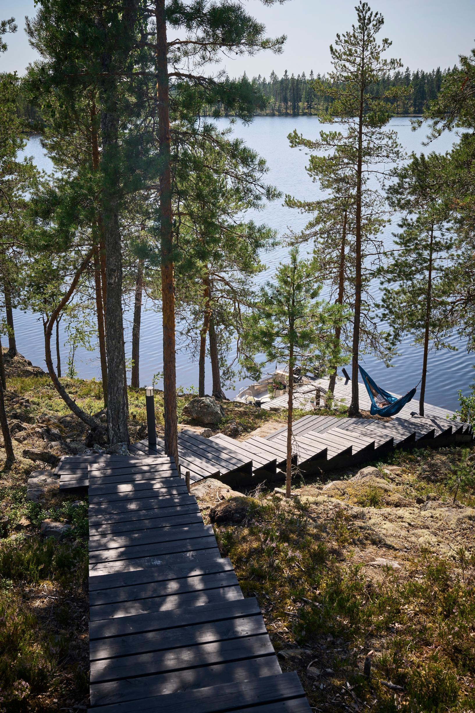 portaat järven rantaan