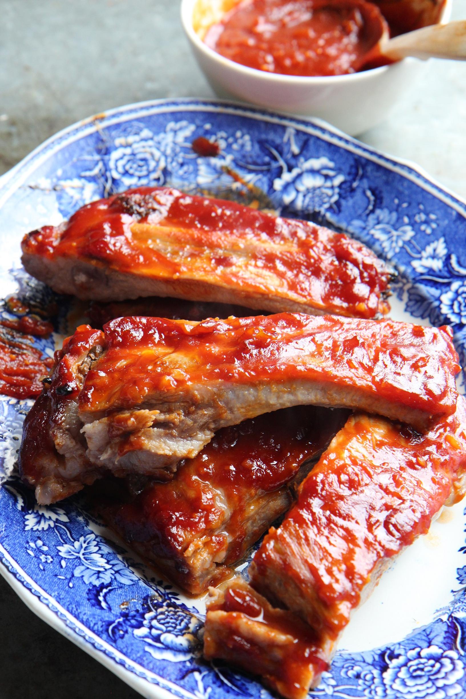 Maustekastike ribseille ja kyljyksille