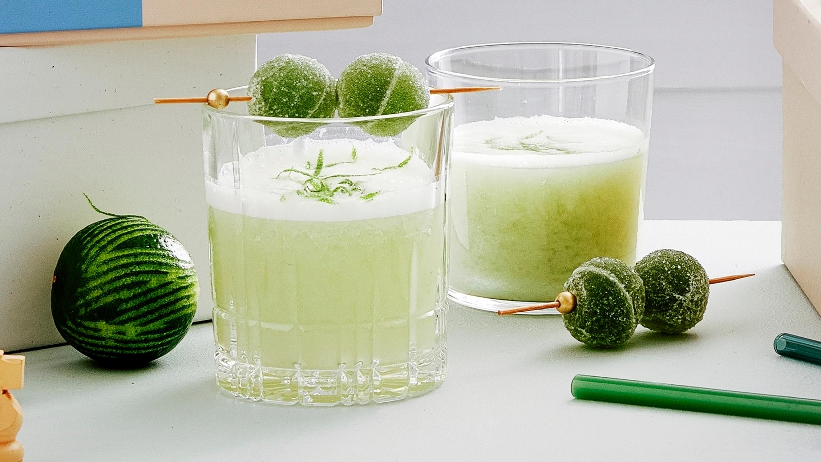 Vihreä kuula -sour – sekoita pikkujouluvieraille sesongin hauskin drinkki!