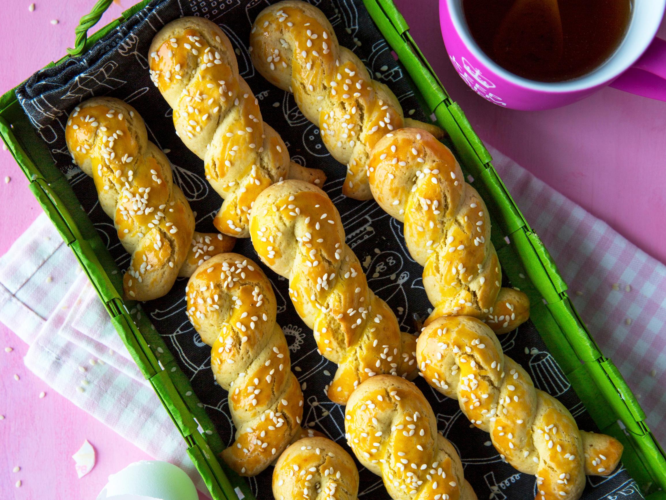 Kierrä ja palmikoi pöytään kreikkalaiset pääsiäiskeksit! Kinuskikissan pikkuleivissä on rapea kuori ja suloisen pehmeä sisus