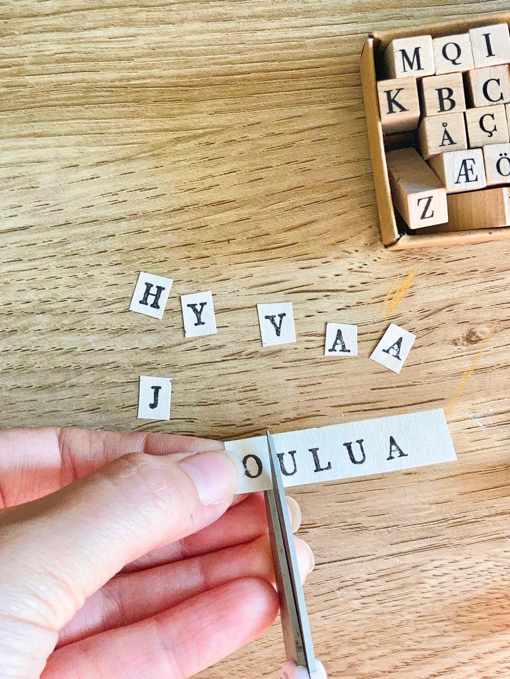 Leimaile ja liimaa hyvän joulun toivotus.
