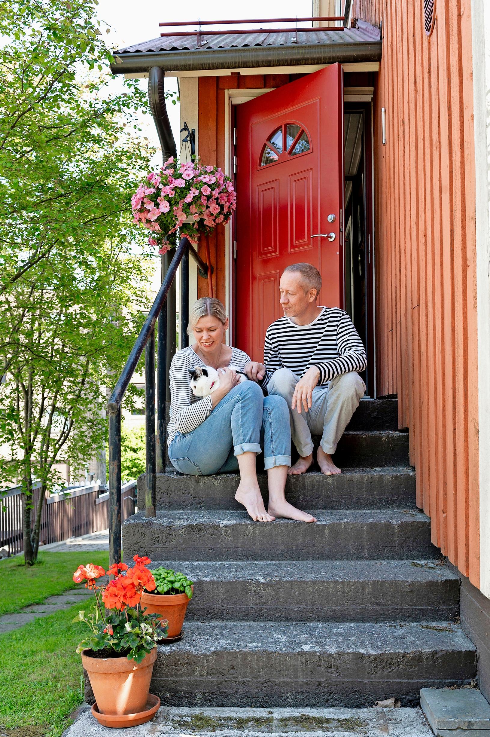 Hanna ja Juha Vehviläinen kotinsa portailla