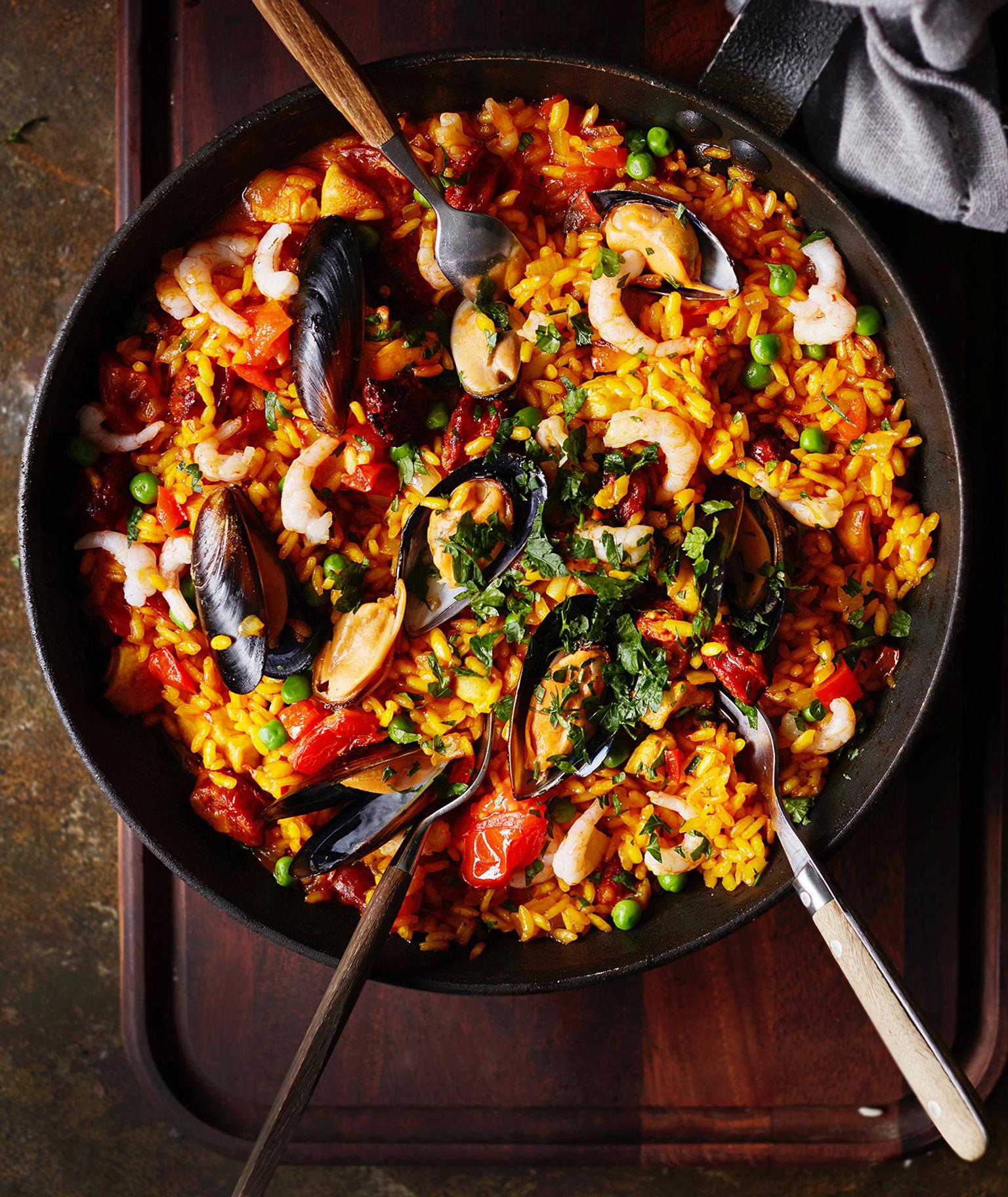 Paella con chorizo Maku