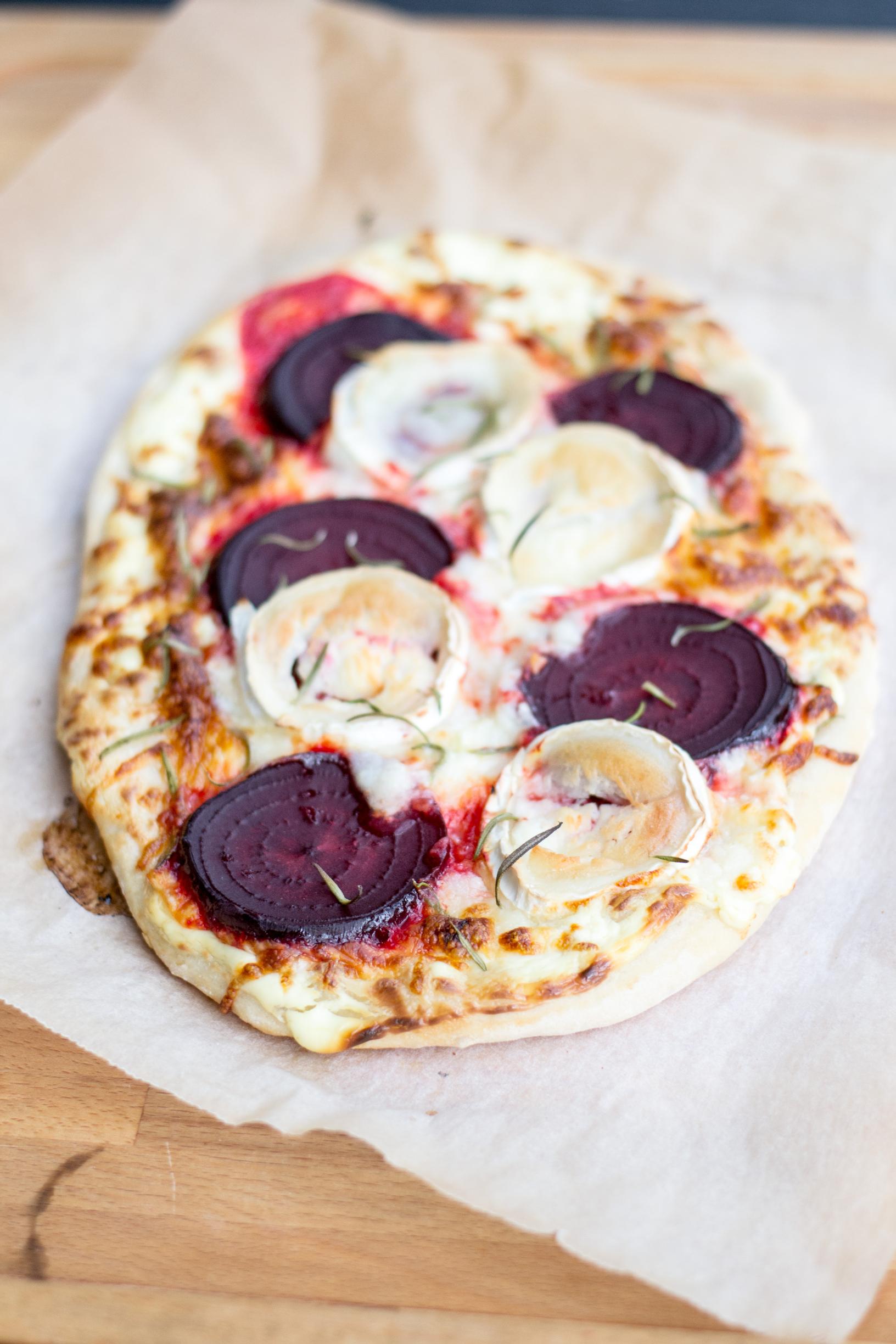 Punajuuri-vuohenjuustopizza