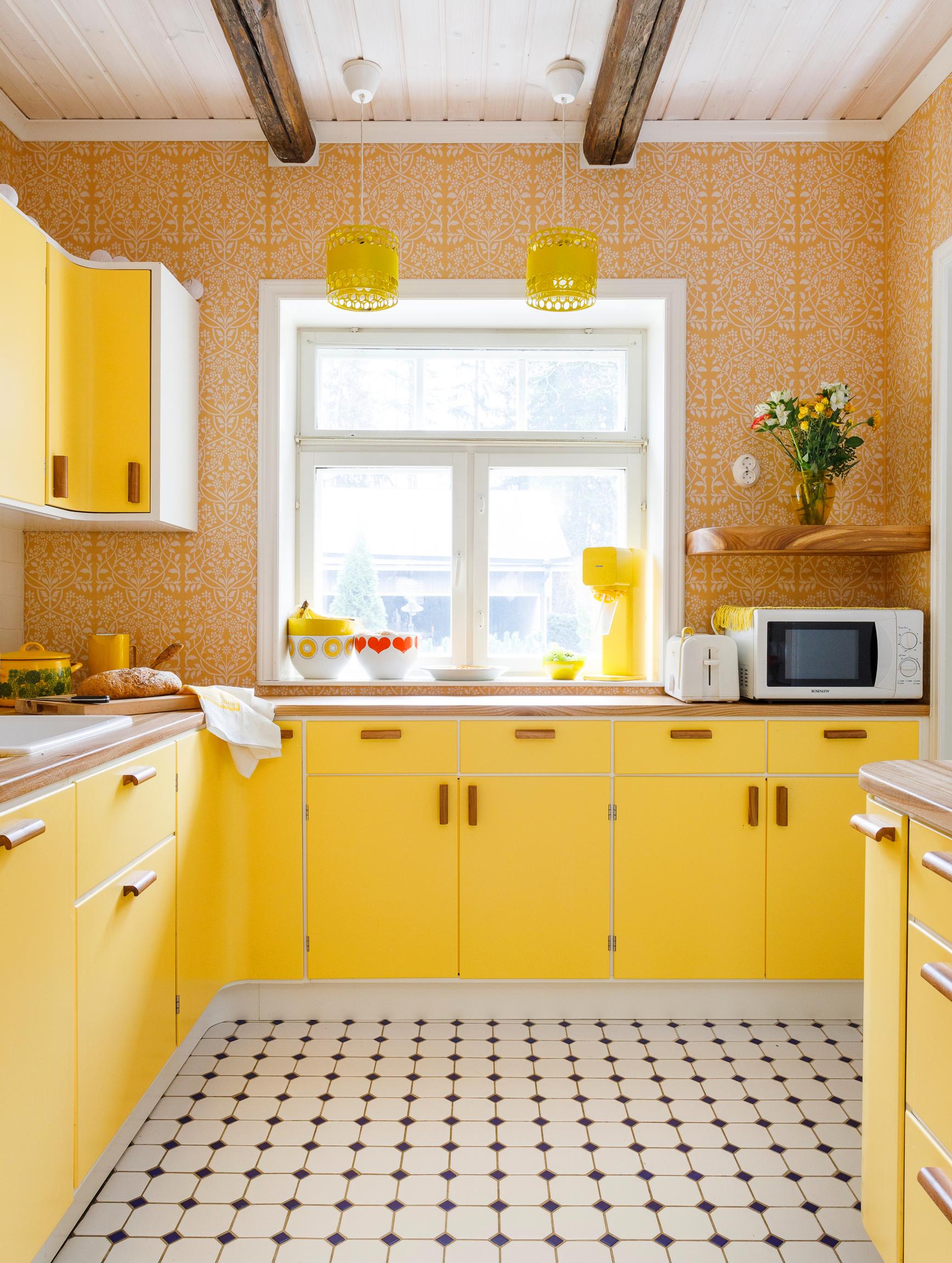 Elluyellow'n keltaiseksi remontoitu keittiö