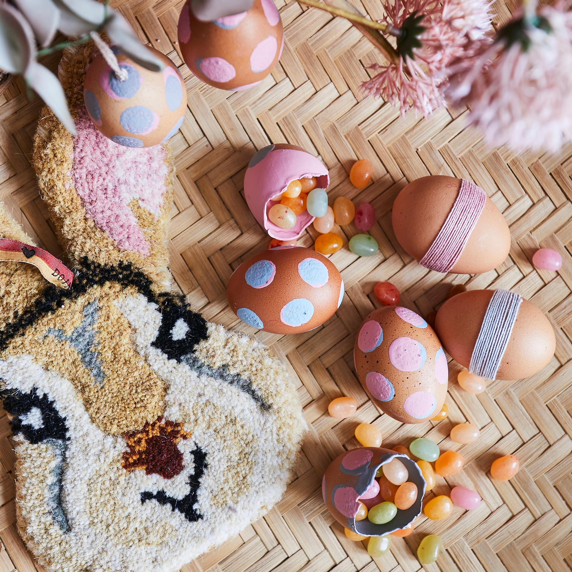 Pääsiäismuna saa uuden ilmeen! Poimi 12 koristeluideaa hillityn graafisista runsaan värikkäisiin