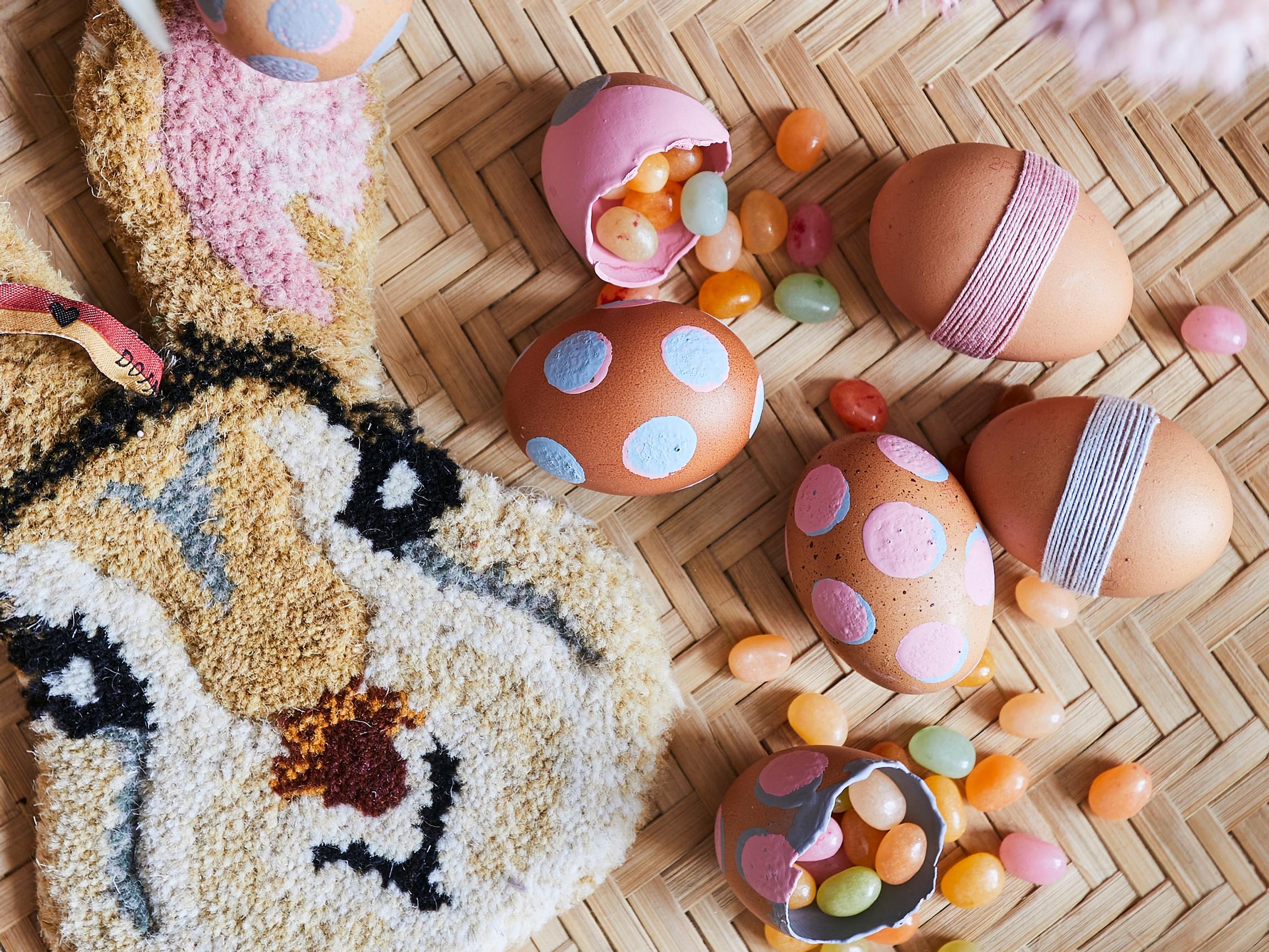 Pääsiäismuna saa uuden ilmeen! Poimi 12 koristeluideaa hillityn graafisista runsaan värikkäisiin