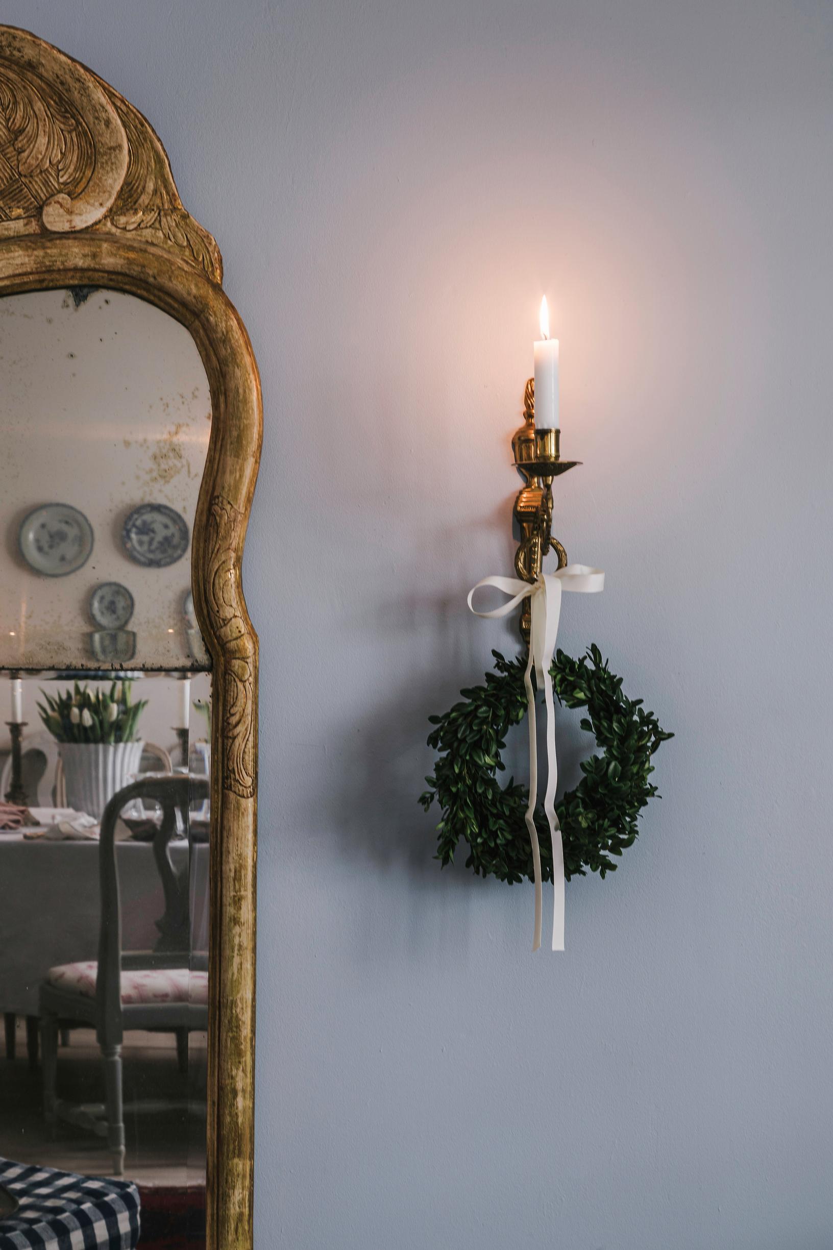 Kynttelikköön ripustettu kranssi
