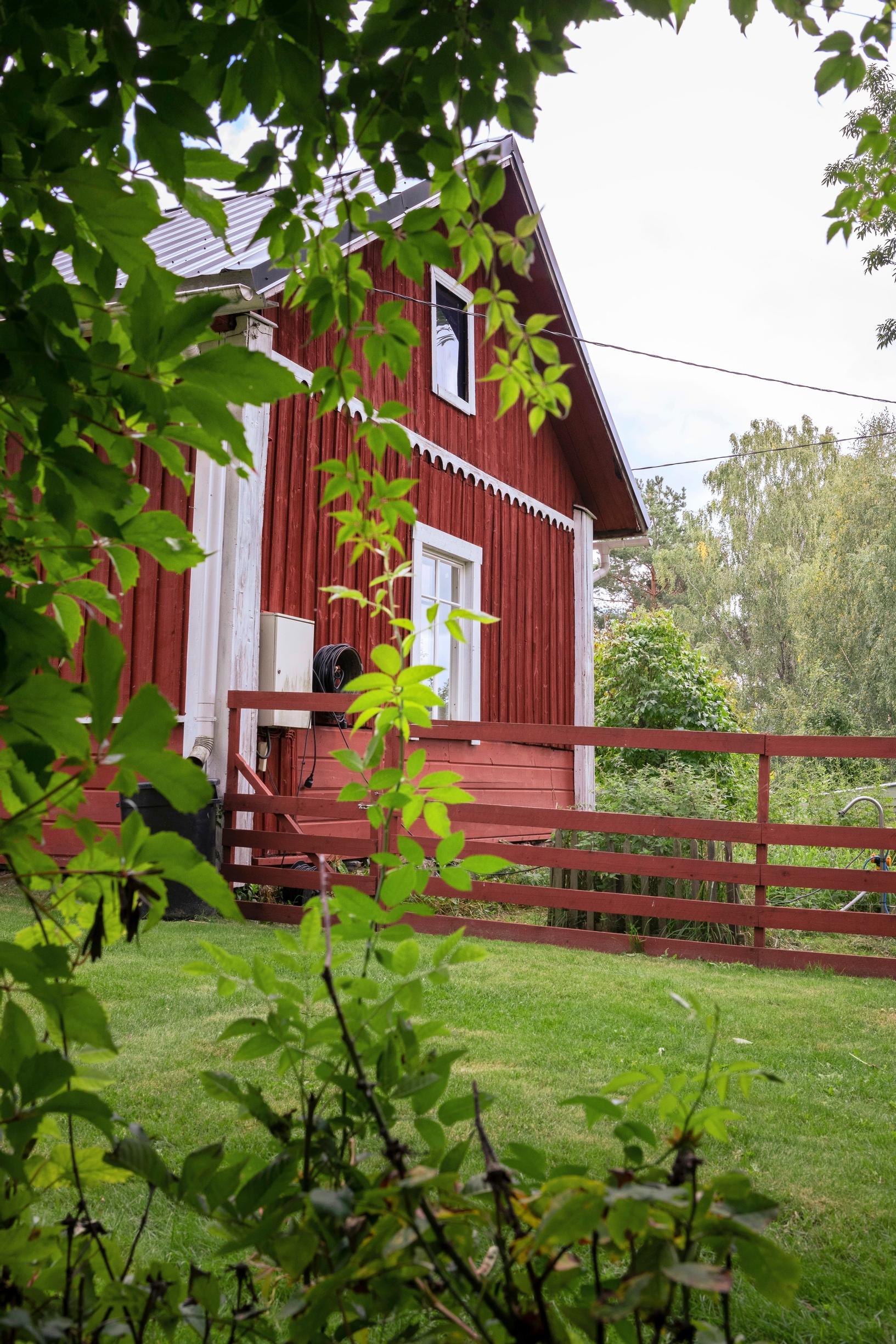 punainen puutalo ja piha