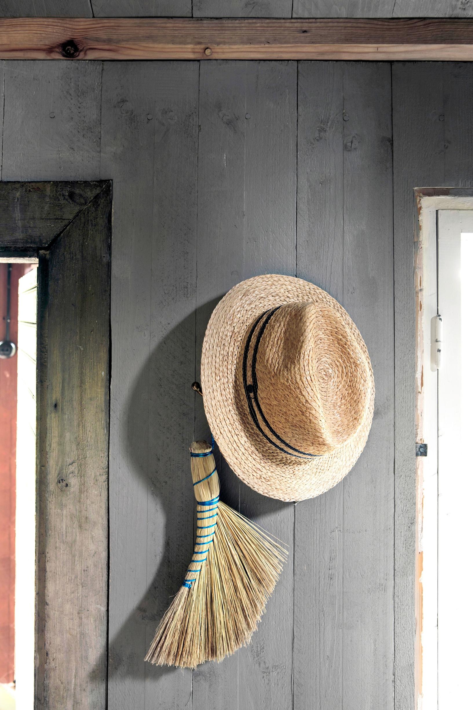 Hattu naulassa hirsiseinällä