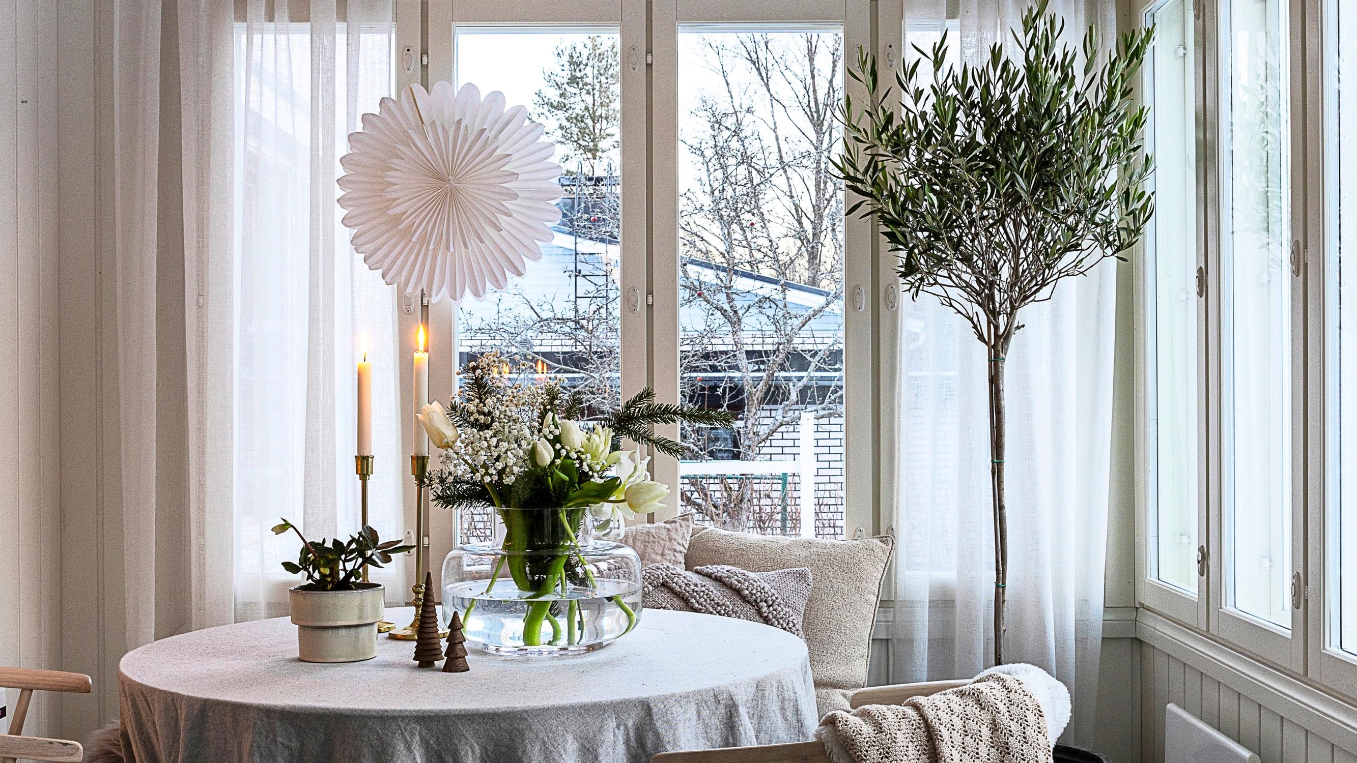 Joulutervehdys vanhasta postikonttorista! Niittymäen perheen puutalon jokaisessa huoneessa on itse tehty kranssi