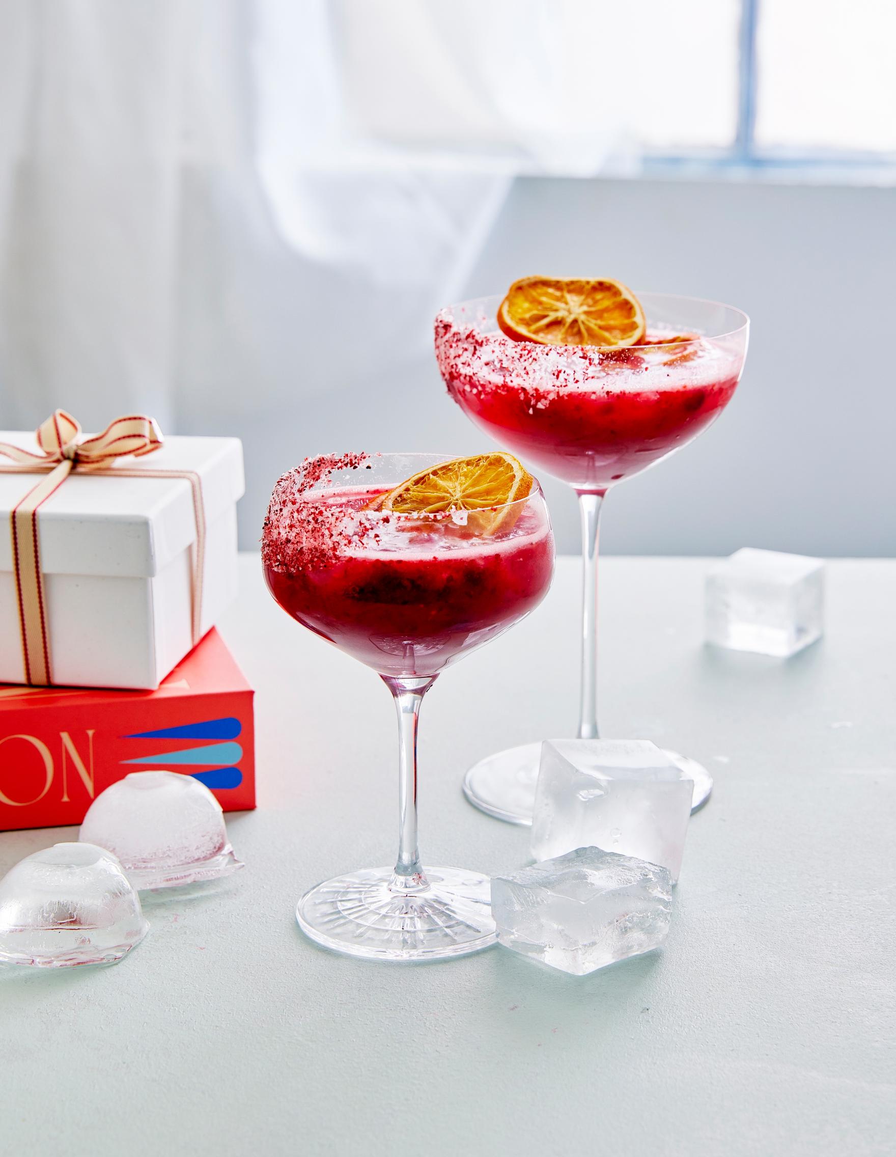 Karpalo-granaattiomenamargaritassa maistuvat granaattiomenan suloinen makeus ja karpalon elegantti kirpeys – cin cin!