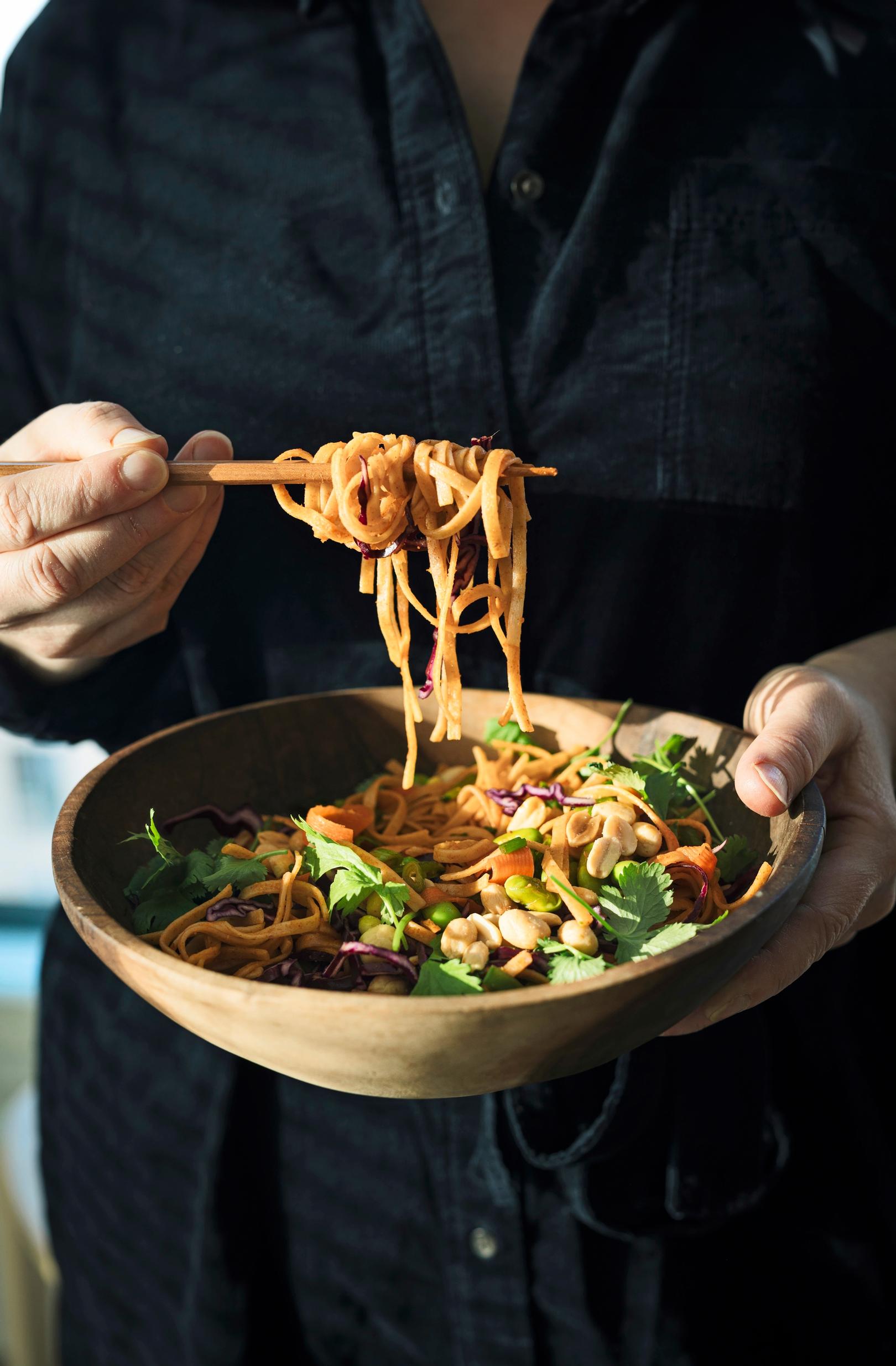 Elina Innasen gochujang-nuudelisalaatti