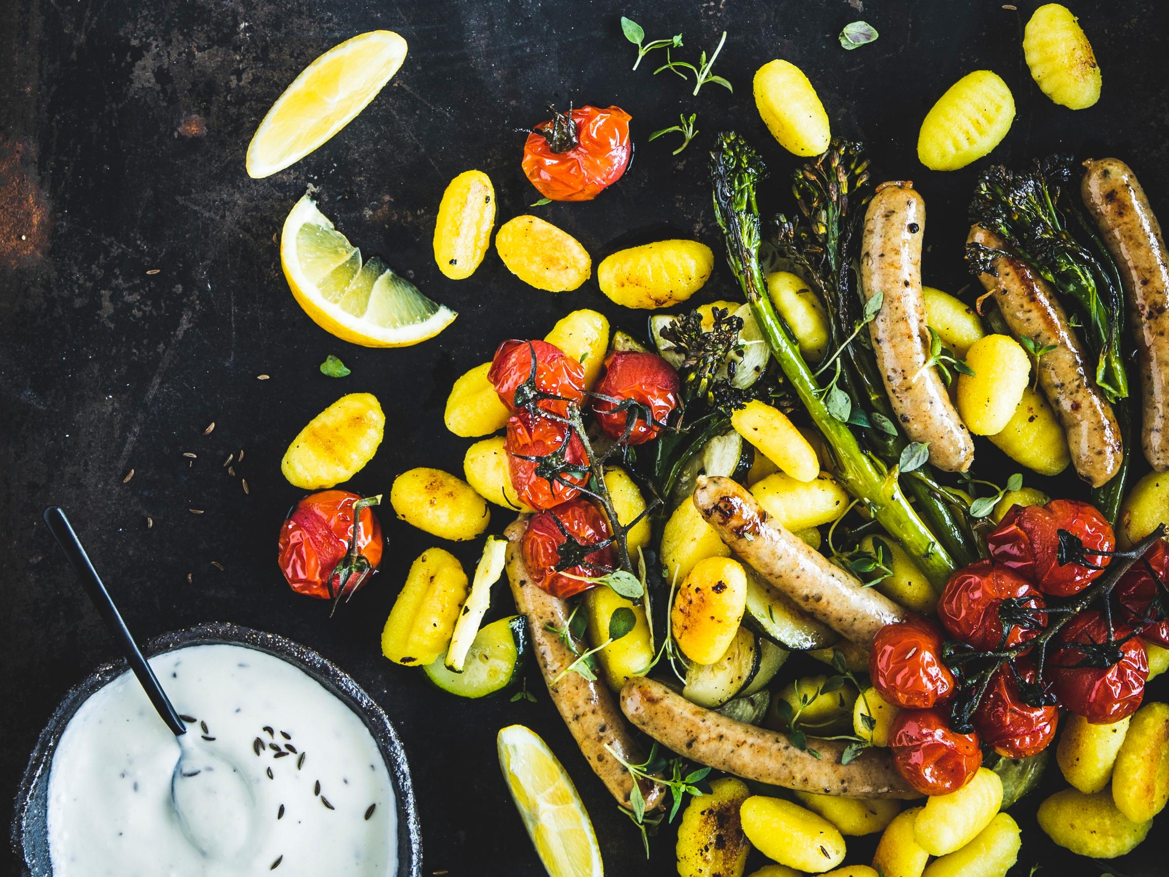 Makkara-gnocchipelti – valmiista perunagnoccheista syntyvä kesäinen uuniherkku tuo vaihtelua kiireisen kokin arkiruokalistalle 