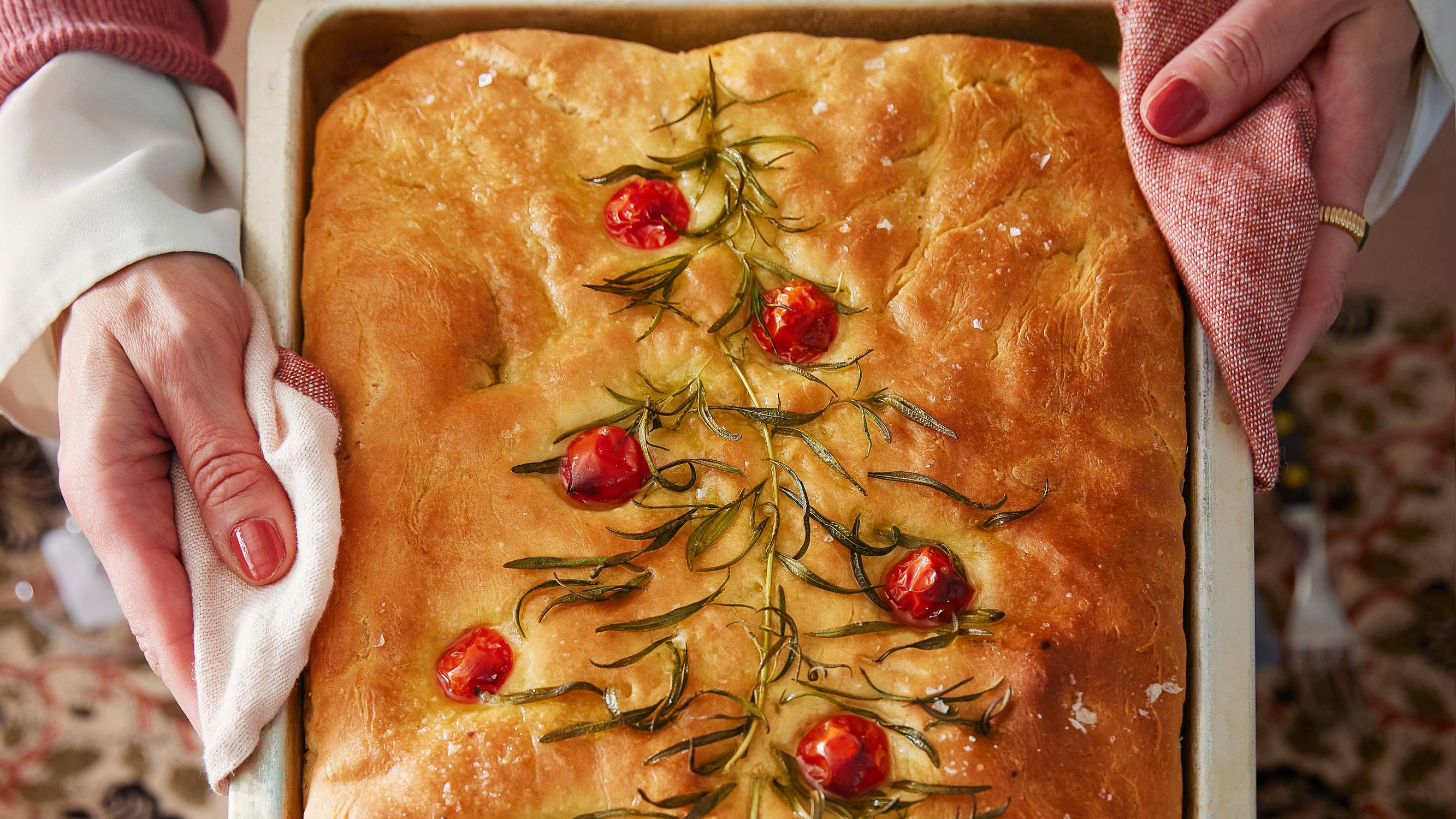 Helppo joulukuusifocaccia – joulun suloisimman leivän koristekuusi syntyy rosmariinista ja pikkutomaateista