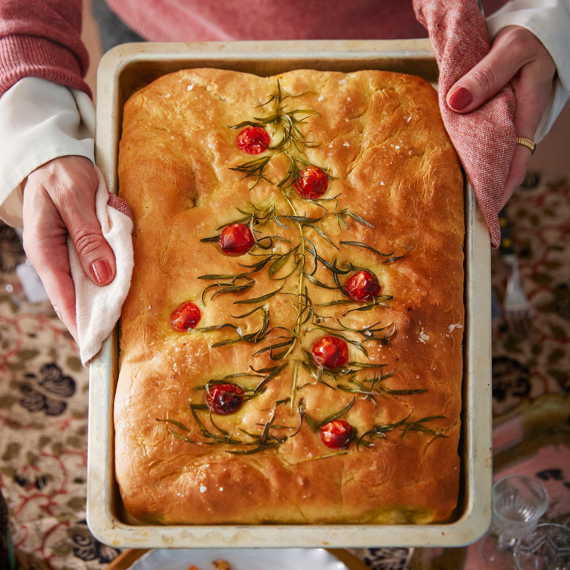 Helppo joulukuusifocaccia – joulun suloisimman leivän koristekuusi syntyy rosmariinista ja pikkutomaateista