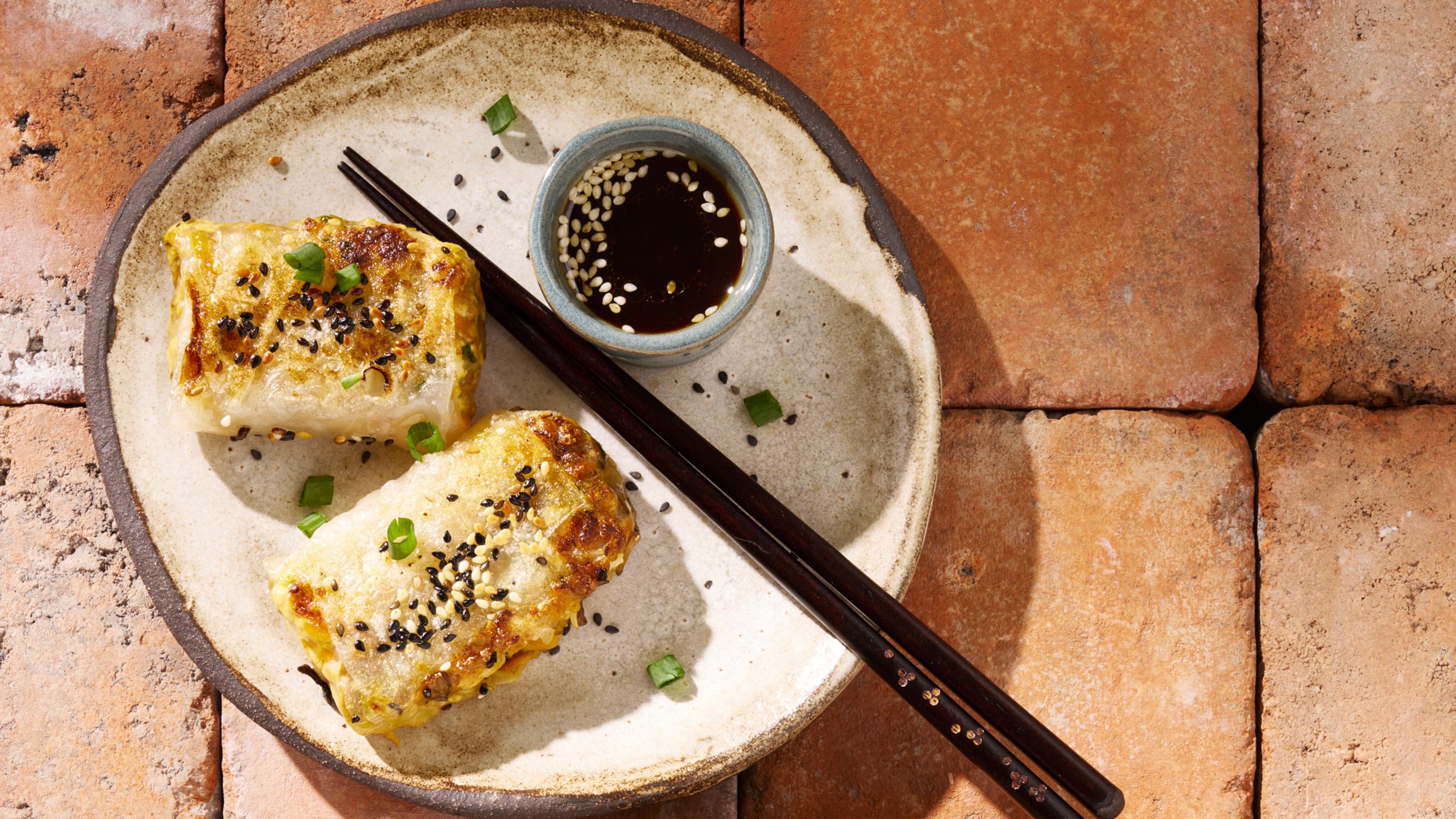 Grillaa hauskat riisipaperidumplingit – täytä tofu-kasvistäytteellä, paista rapeiksi & dippaa koukuttavaan kastikkeeseen!