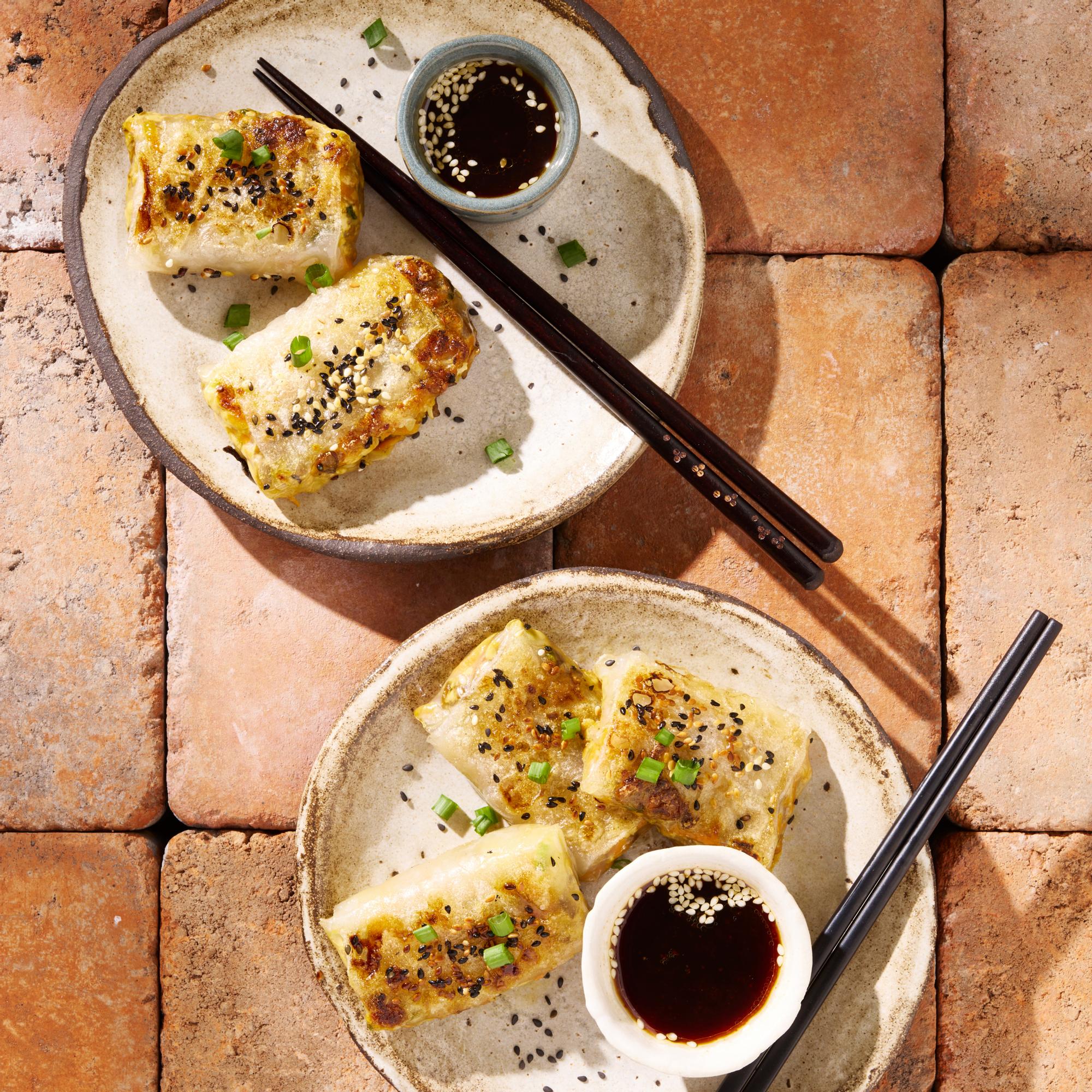 Grillaa hauskat riisipaperidumplingit – täytä tofu-kasvistäytteellä, paista rapeiksi & dippaa koukuttavaan kastikkeeseen!