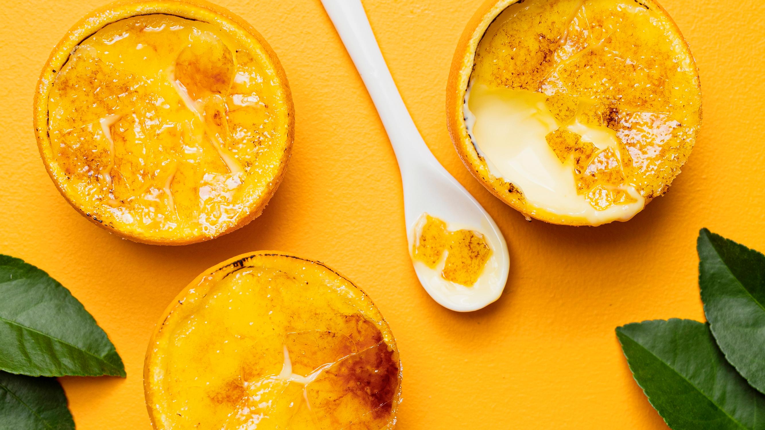 Oi, mikä jälkkäri! Kermainen crème brûlée saa piristysruiskeen appelsiinista – nappaa myös vastustamaton tarjoiluidea