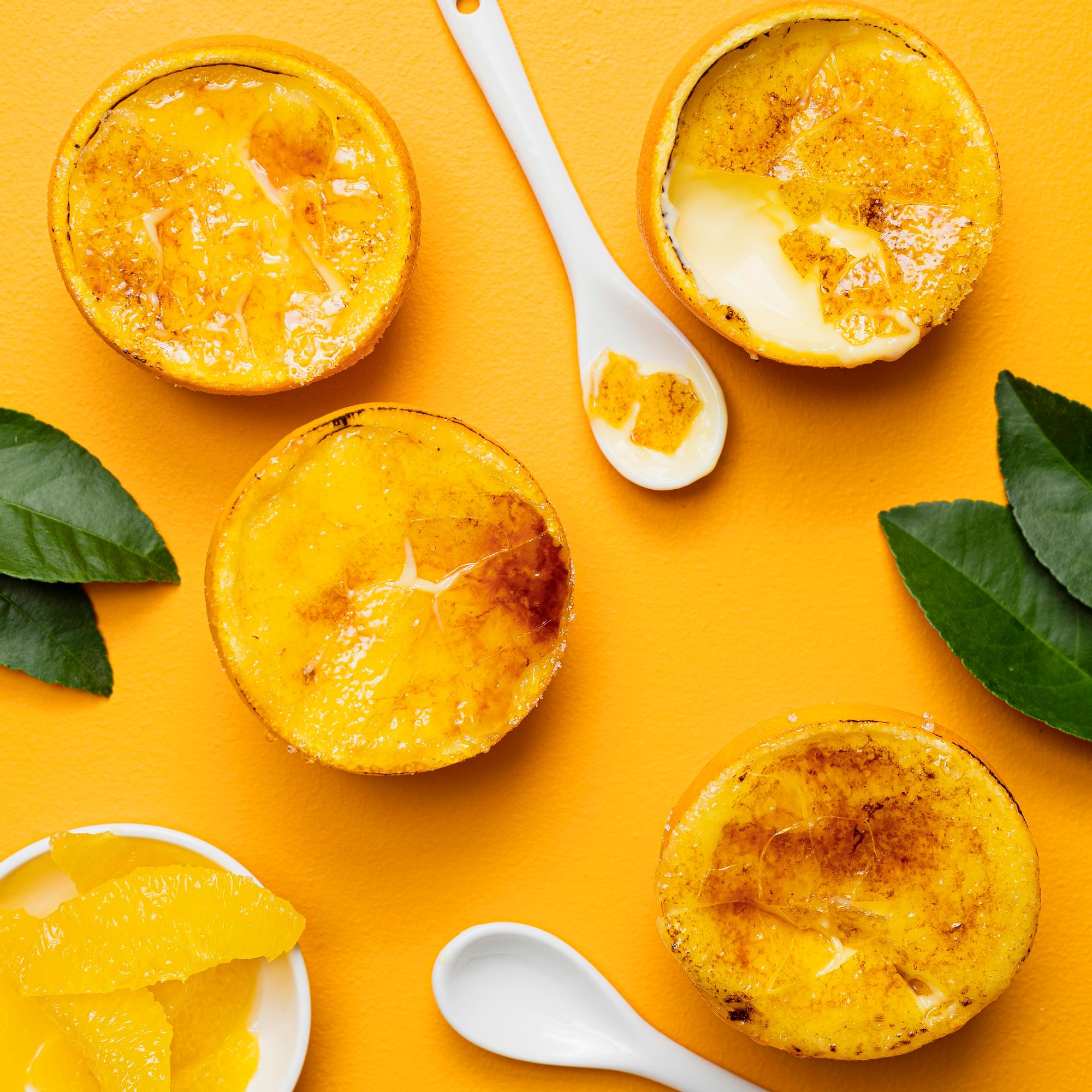 Oi, mikä jälkkäri! Kermainen crème brûlée saa piristysruiskeen appelsiinista – nappaa myös vastustamaton tarjoiluidea