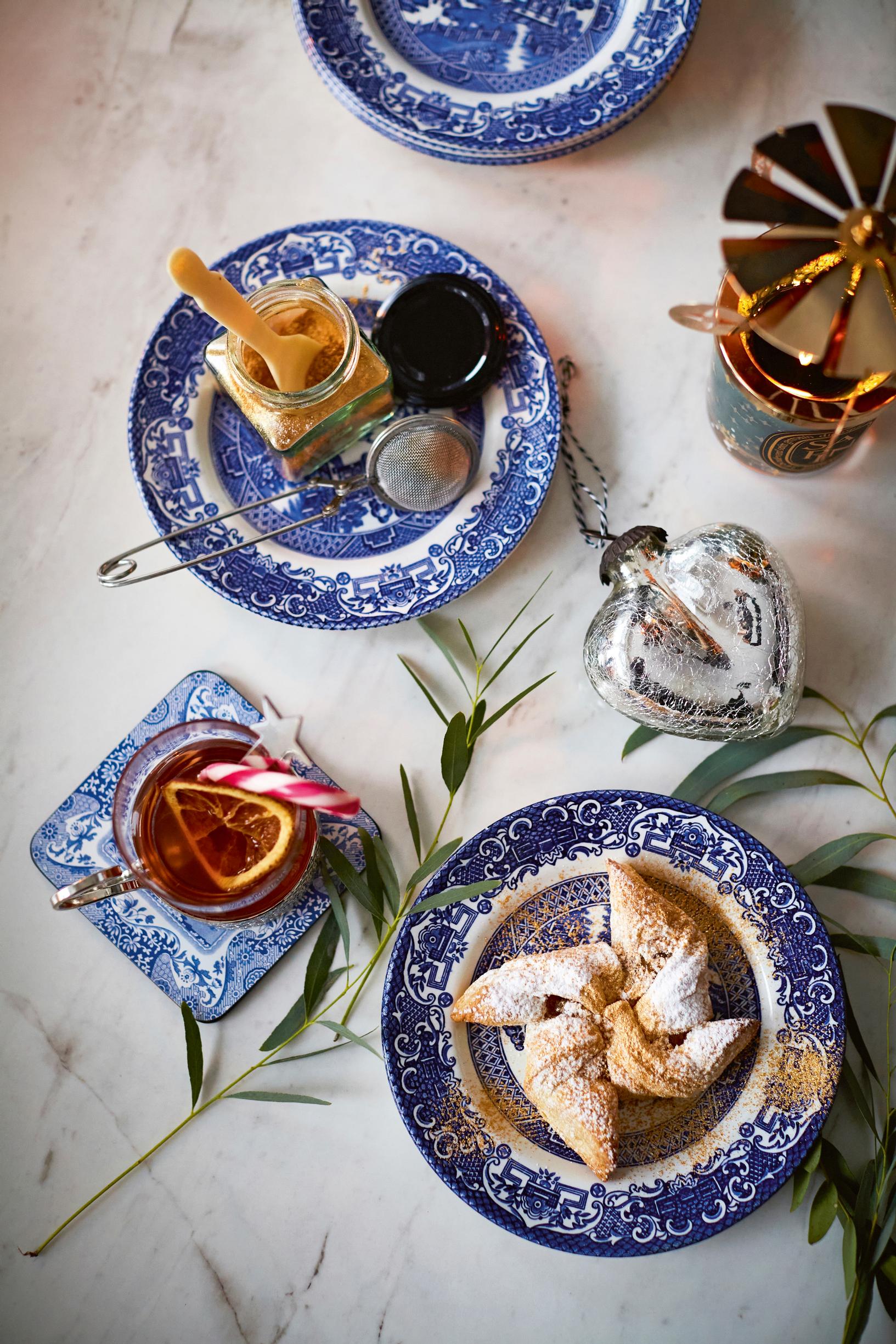 Joulutortut vintagelautasilla
