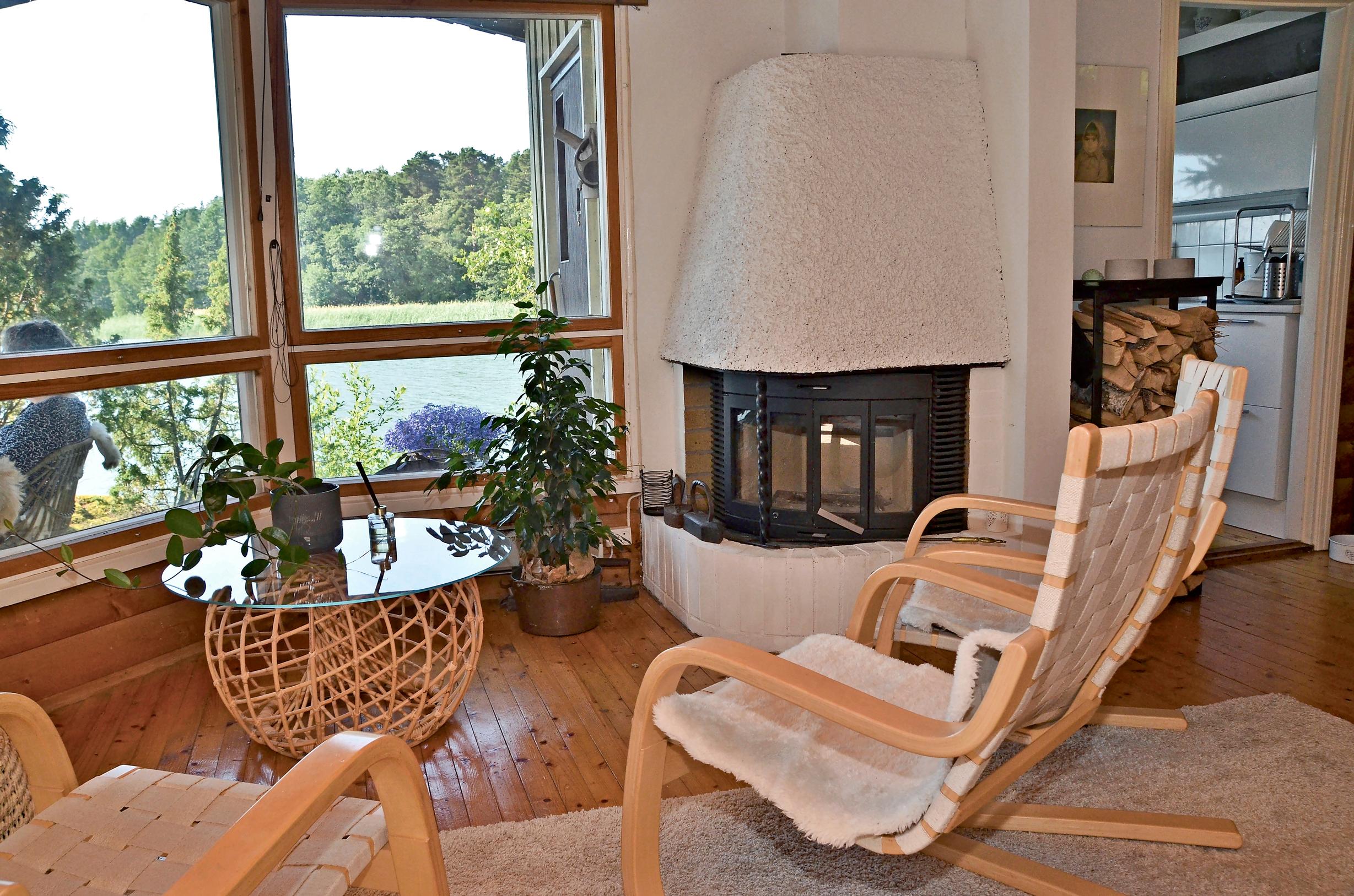 takka ja tuolit mökillä ikkunan edessä