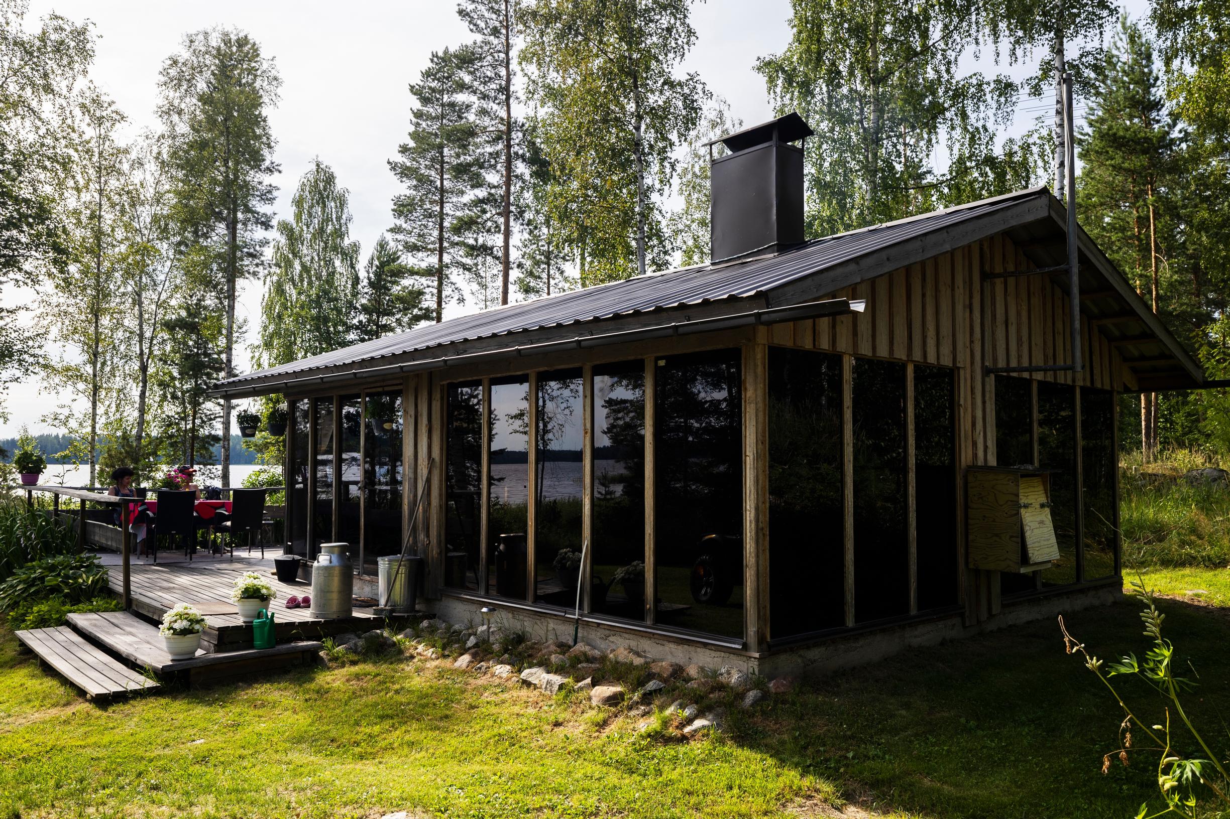 Lasiseinäinen sauna
