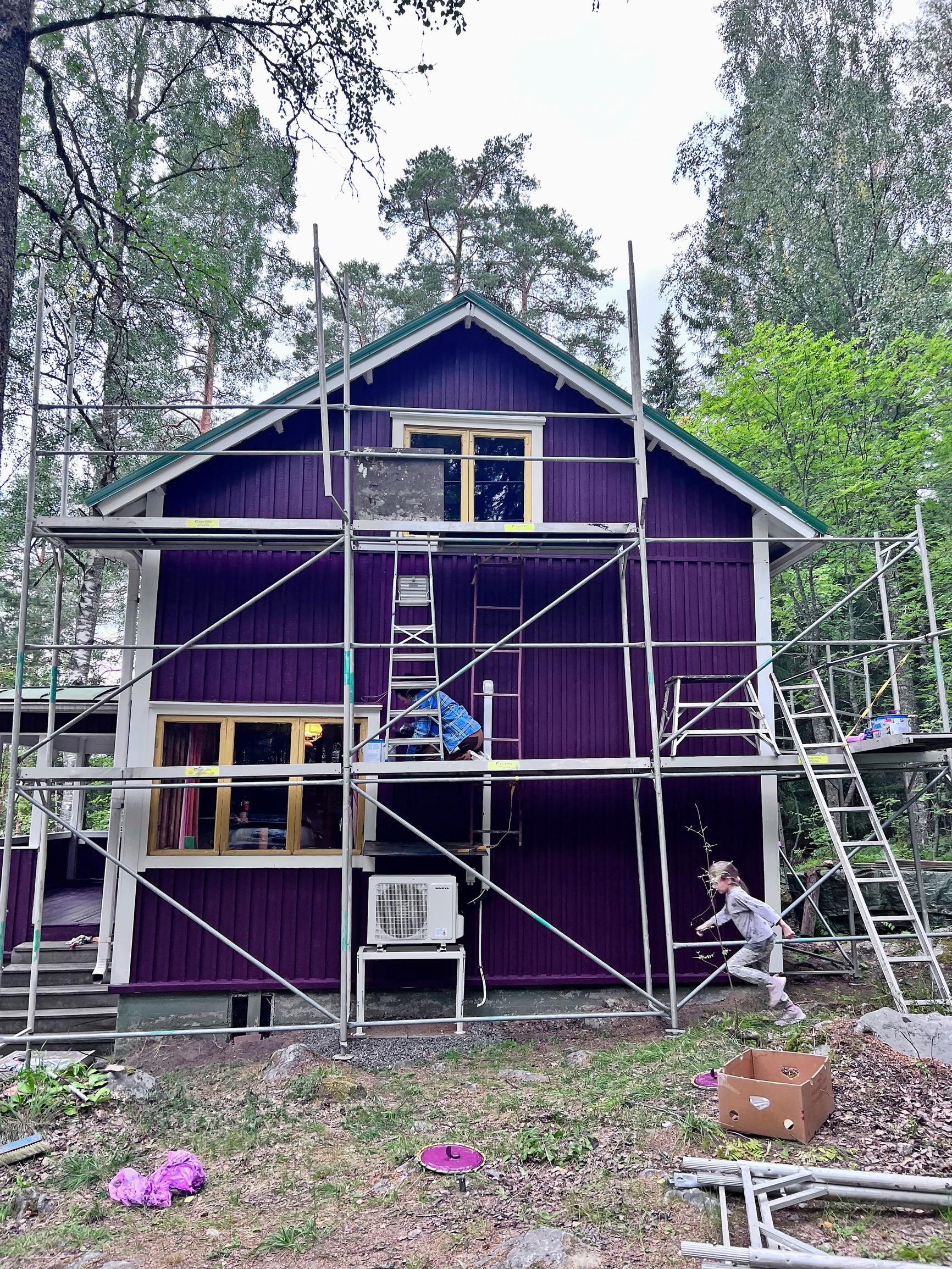 rakennustelineet Pihla Liukkosen ja Joni Maarasen perheen vanhan mökin ympärillä ja juokseva lapsi
