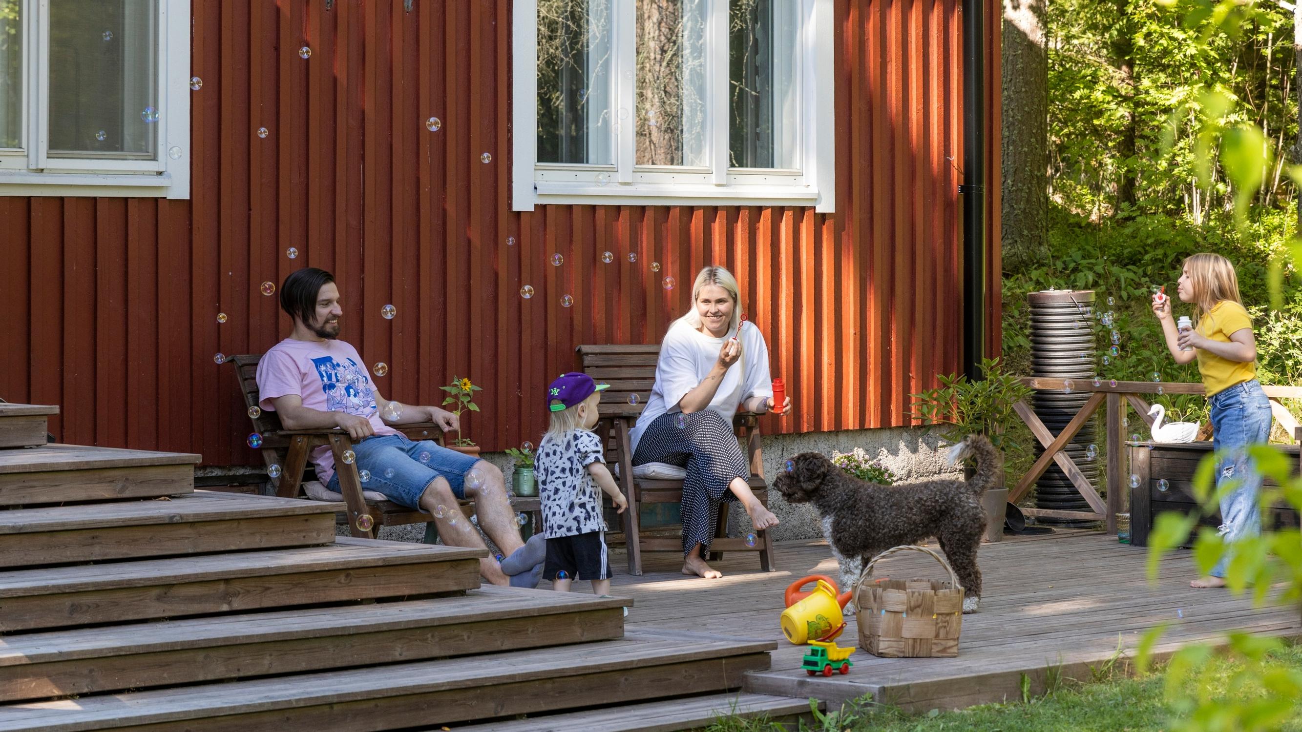 Essi Hellénin perhe löysi unelmiensa mummonmökin, mutta sitten tuli valtava vesivahinko: ”Oli järkyttävä ajatus, että nytkö me jo menetämme tämän mökin”