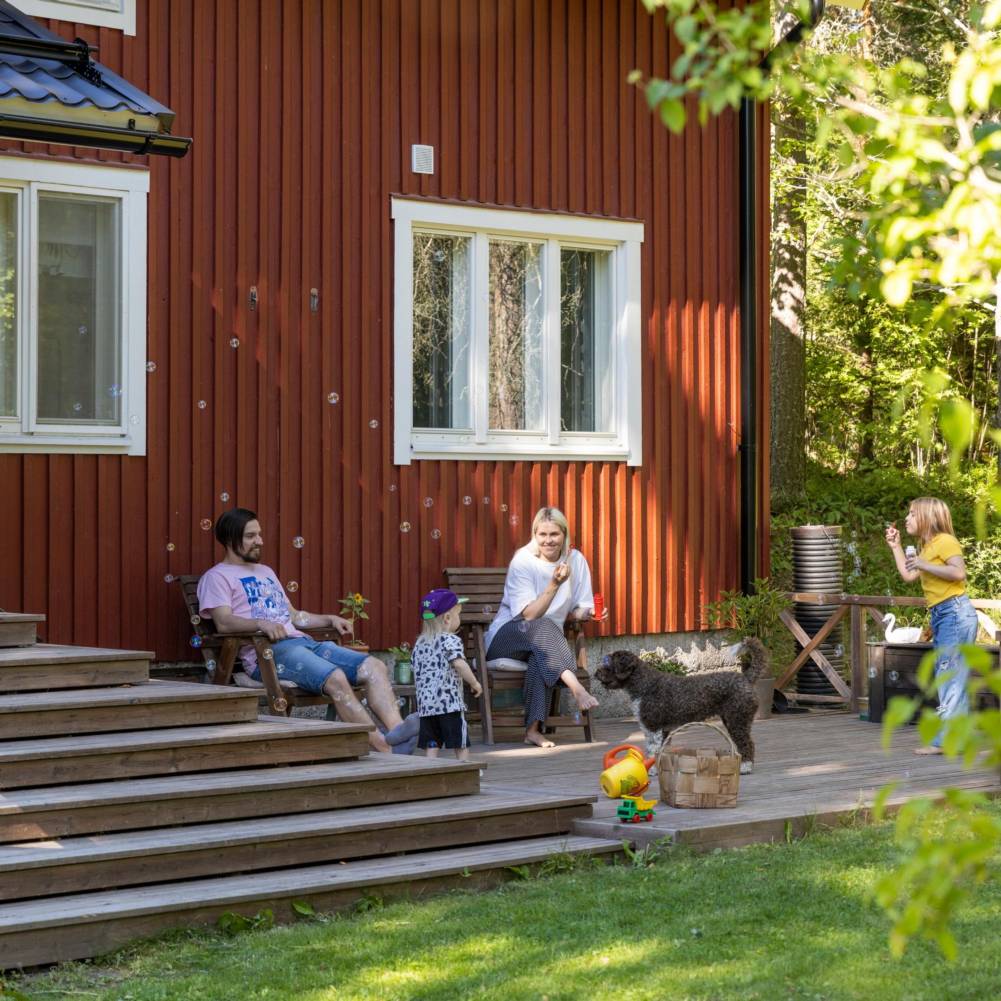 Essi Hellénin perhe löysi unelmiensa mummonmökin, mutta sitten tuli valtava vesivahinko: ”Oli järkyttävä ajatus, että nytkö me jo menetämme tämän mökin”