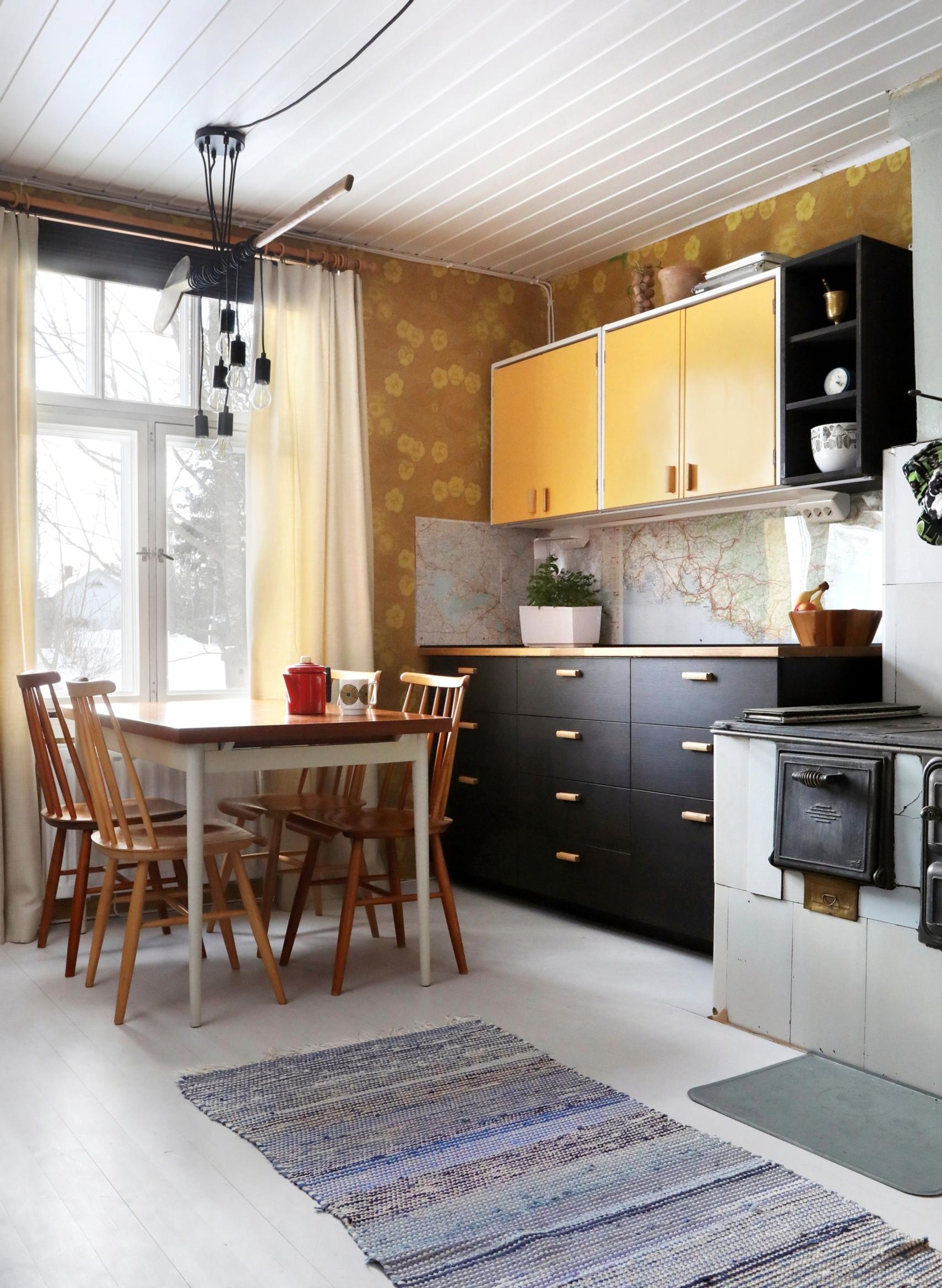Roskalavaryhmästä löytyneet ruokapöytä ja tuolit