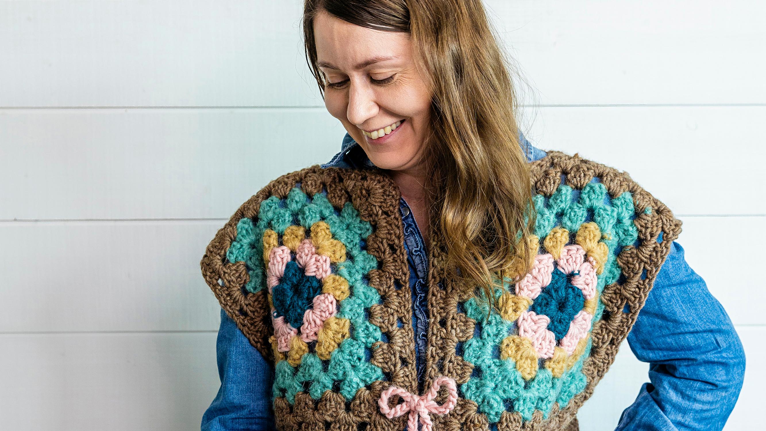 Virkattu liivi isoäidinneliöistä – tarvitset lämmittävään liiviin vain 8 reilunkokoista ruutua