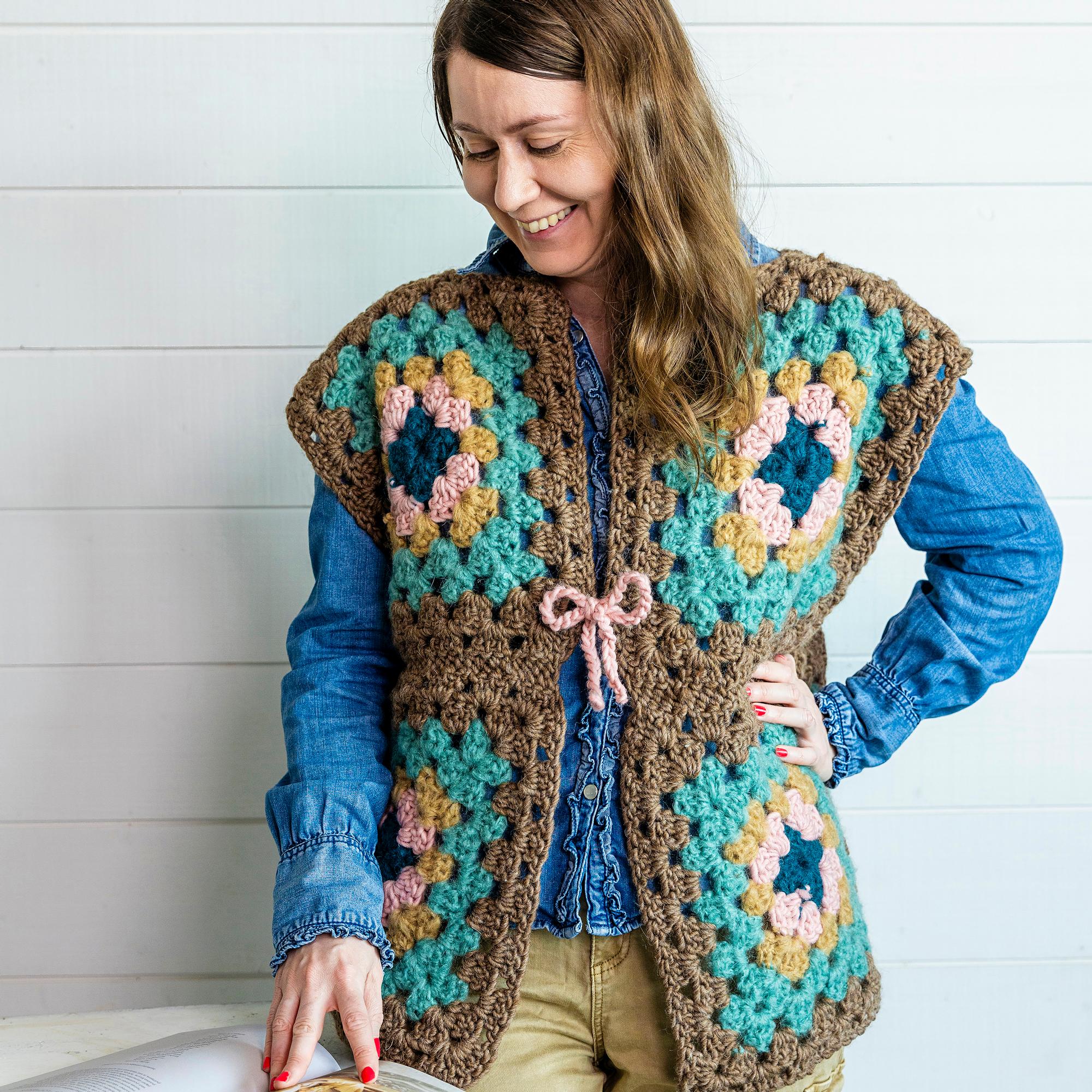 Virkattu liivi isoäidinneliöistä – tarvitset lämmittävään liiviin vain 8 reilunkokoista ruutua