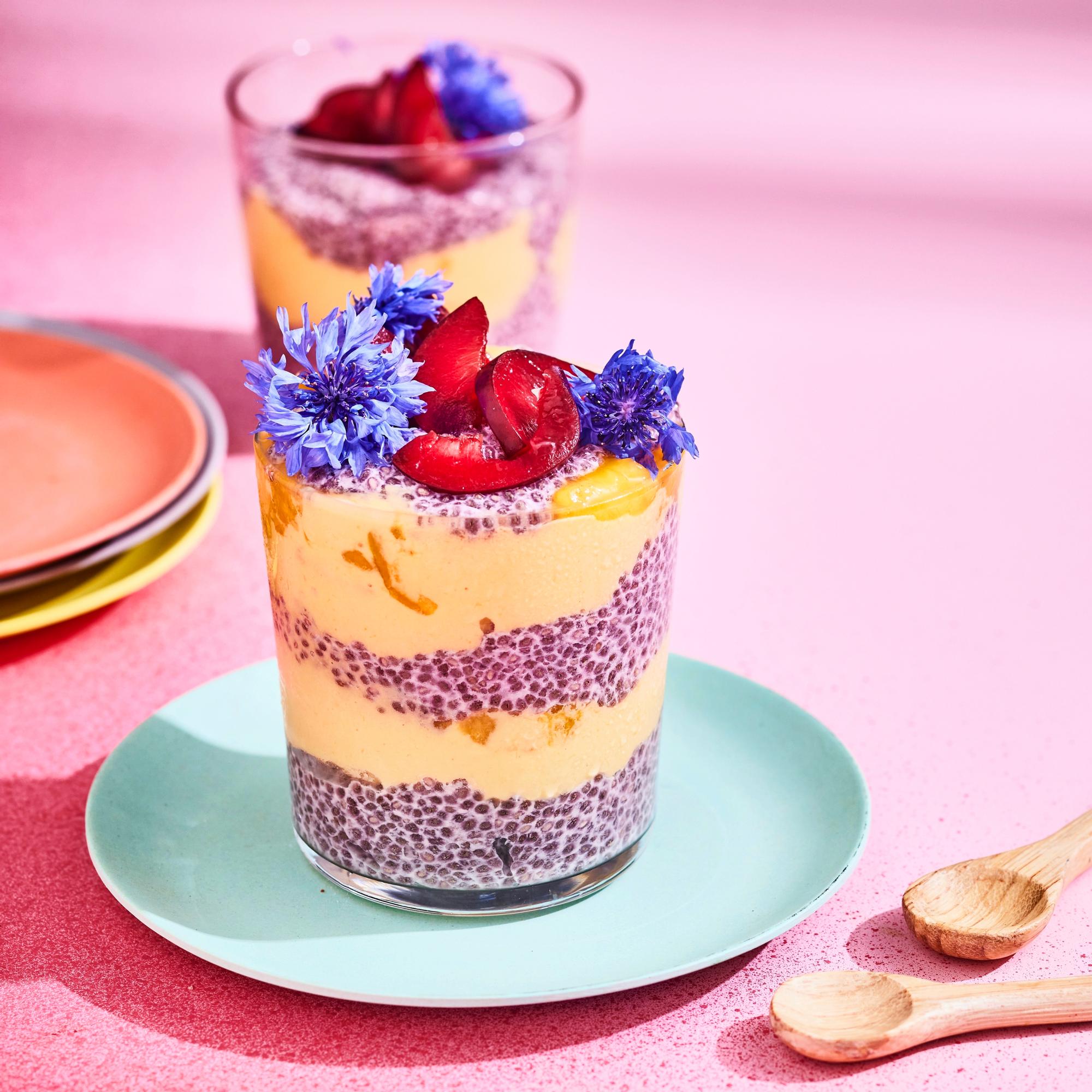 Oh My Goodnessin kerrosvanukas – vegaanikahvilan suositussa himoherkussa maistuvat mango ja punajuuri
