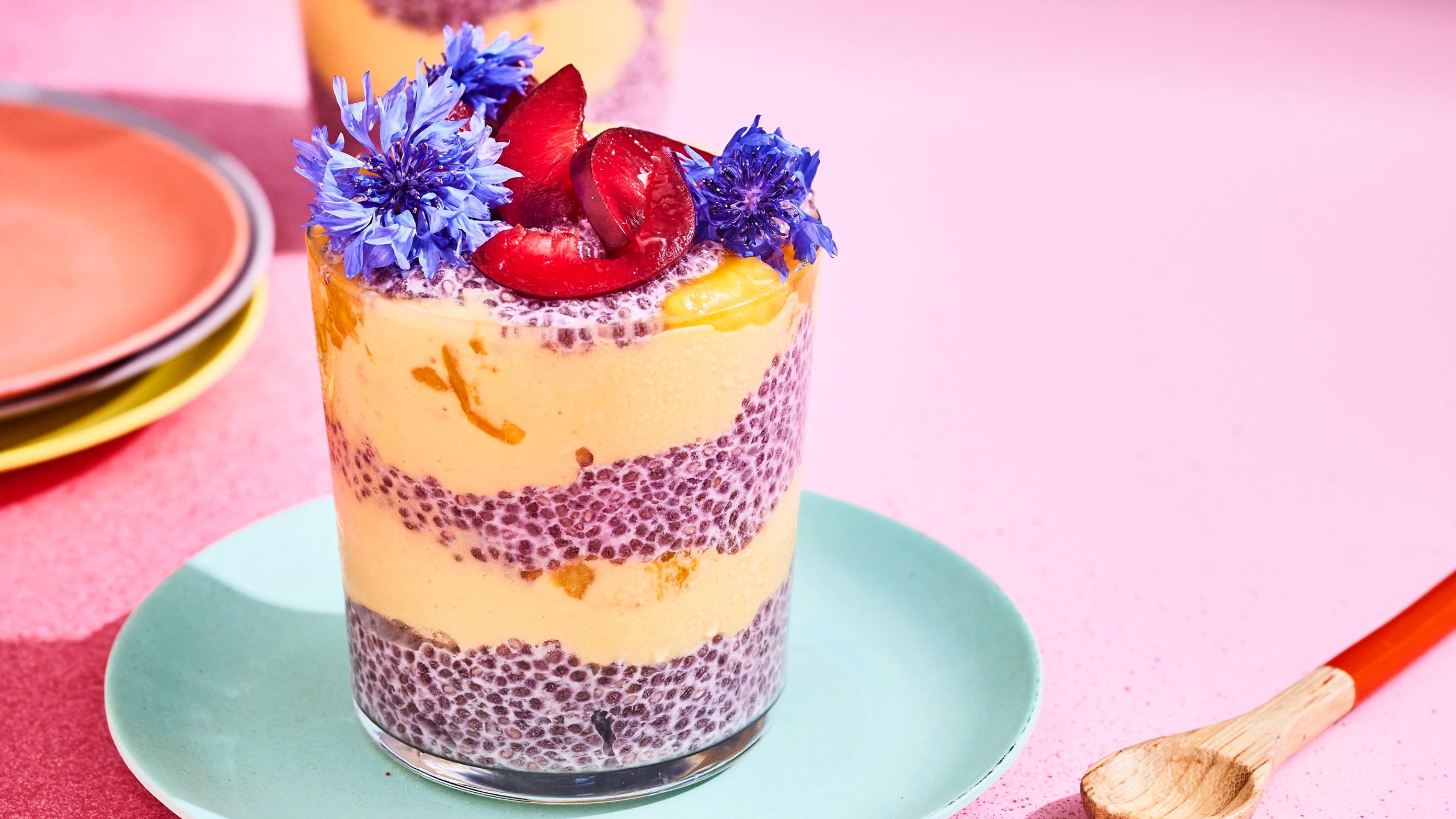 Oh My Goodnessin kerrosvanukas – vegaanikahvilan suositussa himoherkussa maistuvat mango ja punajuuri