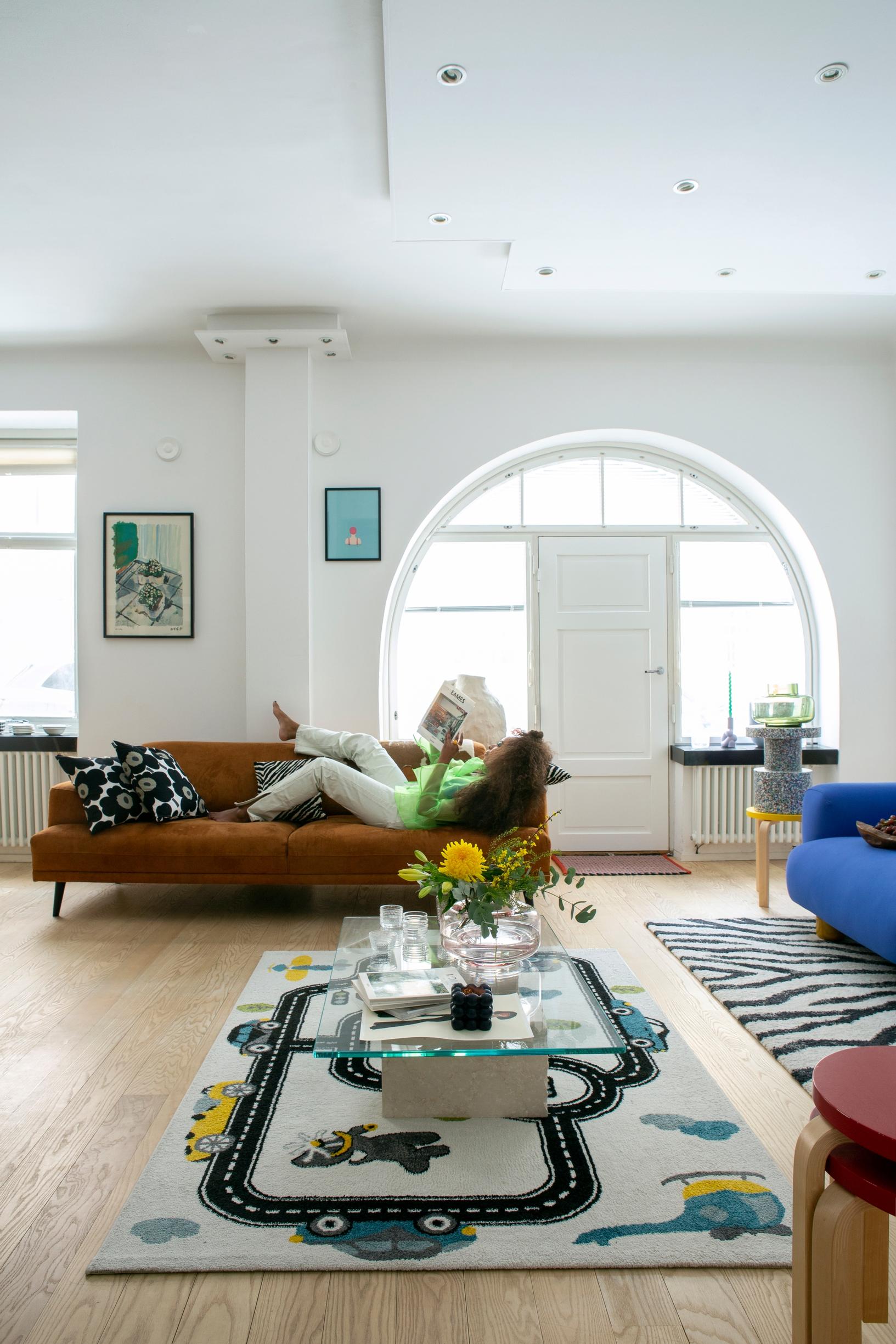 Olohuone, jossa on näyttävä kaari-ikkuna